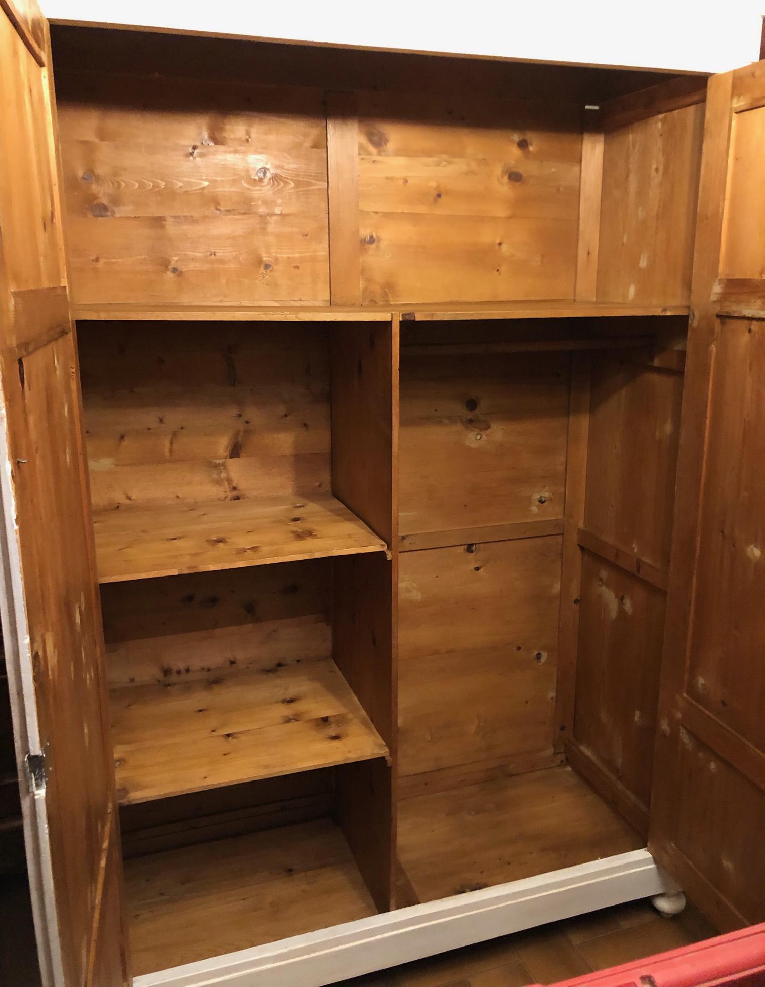 20th century Italian wardrobe with two doors, original walnut color inside and patinated white outside.
The wardrobe is made up of ten pieces that are easily reassembled in 10 minutes.
It has a shelf and internal clothes rail.
It is very elegant