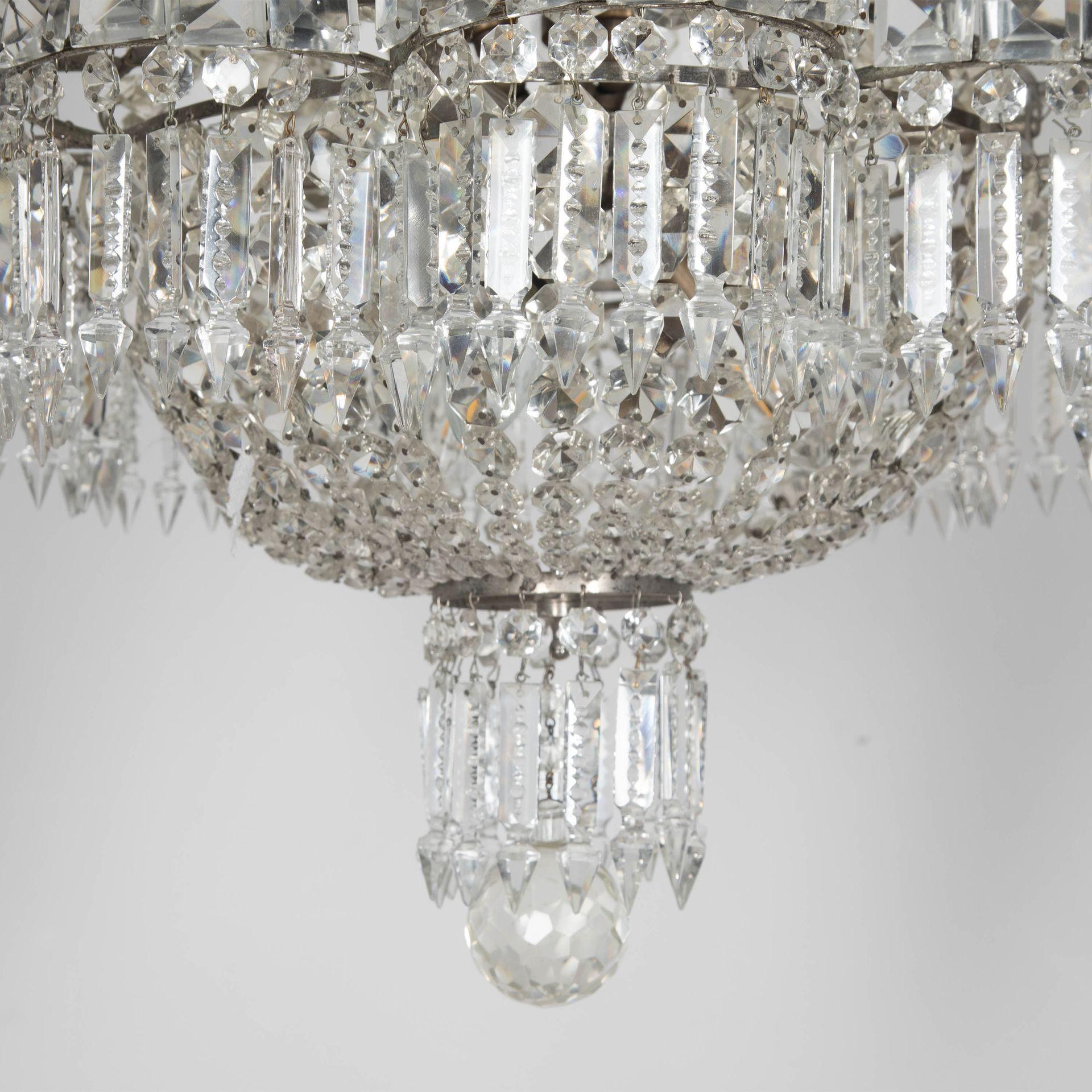 Lustre en forme de cascade et de sac en cristal finement taillé et de forme festonnée, datant des années 1950. Entièrement recâblé et testé. 6 douilles E14.Veuillez noter que la chaîne en laiton illustrée est uniquement destinée à la photographie et
