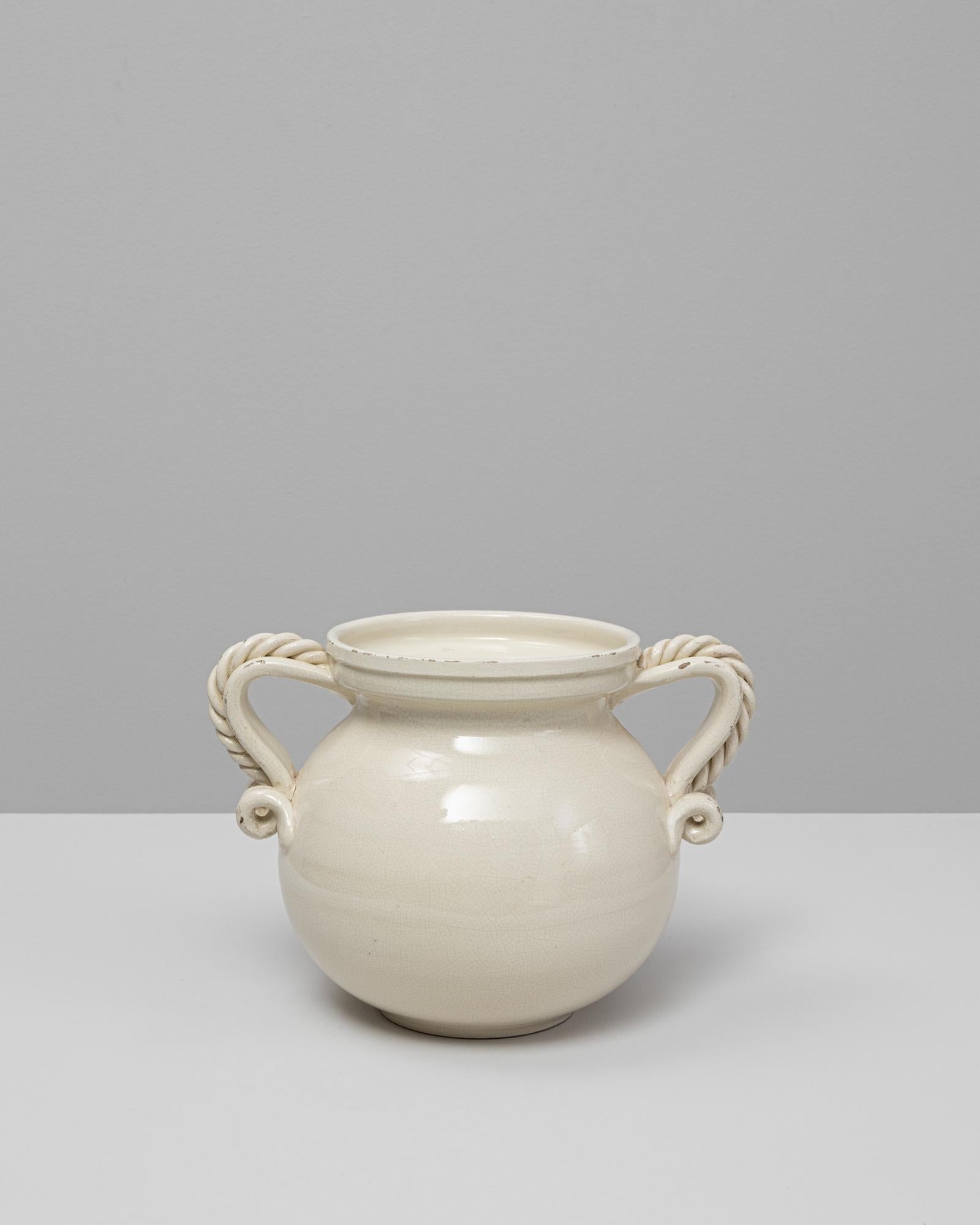 Questo vaso in ceramica bianca italiana del XX secolo presenta una classica forma arrotondata arricchita da manici in stile corda splendidamente scolpiti, che aggiungono interesse visivo e un senso di artigianato tradizionale. Il corpo dolcemente
