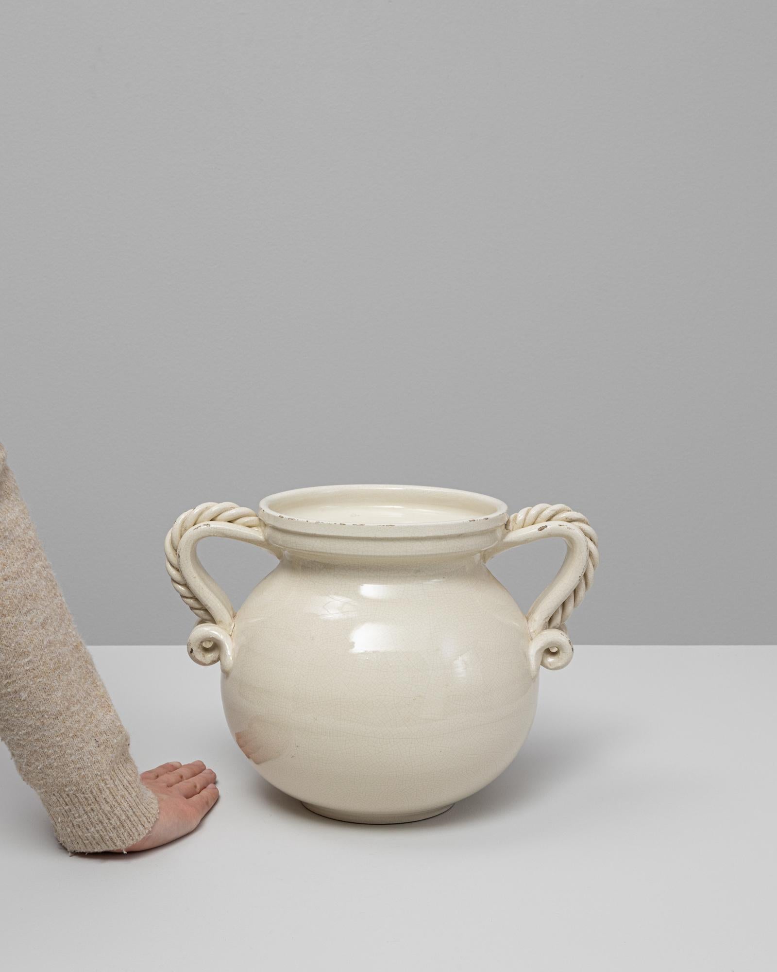 Vaso in ceramica bianca del XX secolo con maniglie In condizioni buone in vendita a High Point, NC