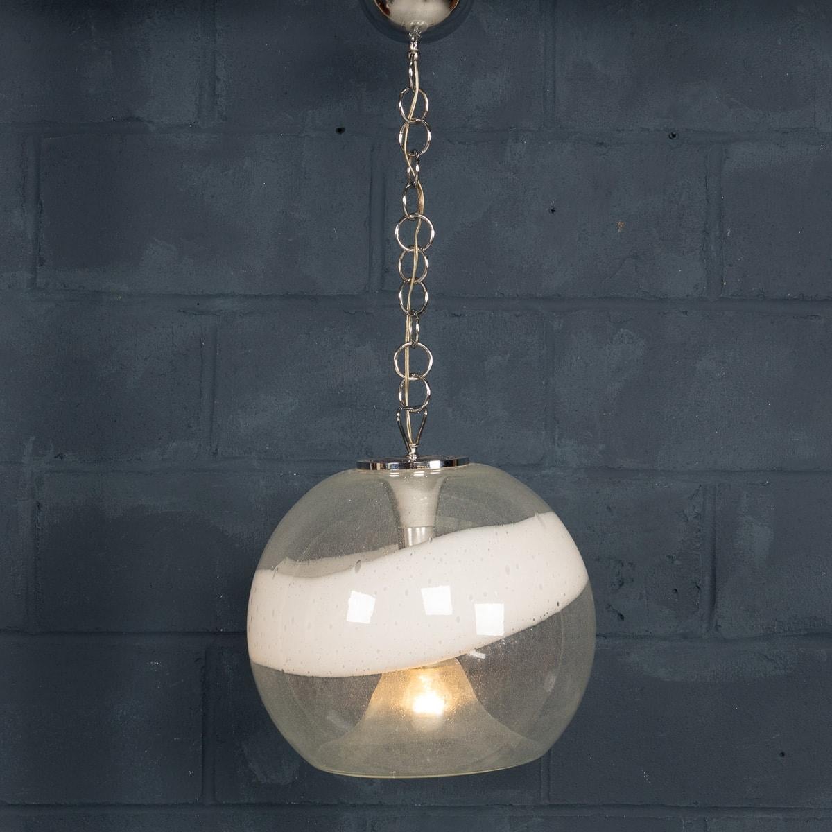 Lampada a sospensione in vetro di Murano bianco e trasparente del XX secolo, realizzata a Venezia, Italia, circa 1970. Questa lampada incarna la maestria artigianale per cui il vetro di Murano è rinomato. La lampada a sospensione è soffiata a mano e