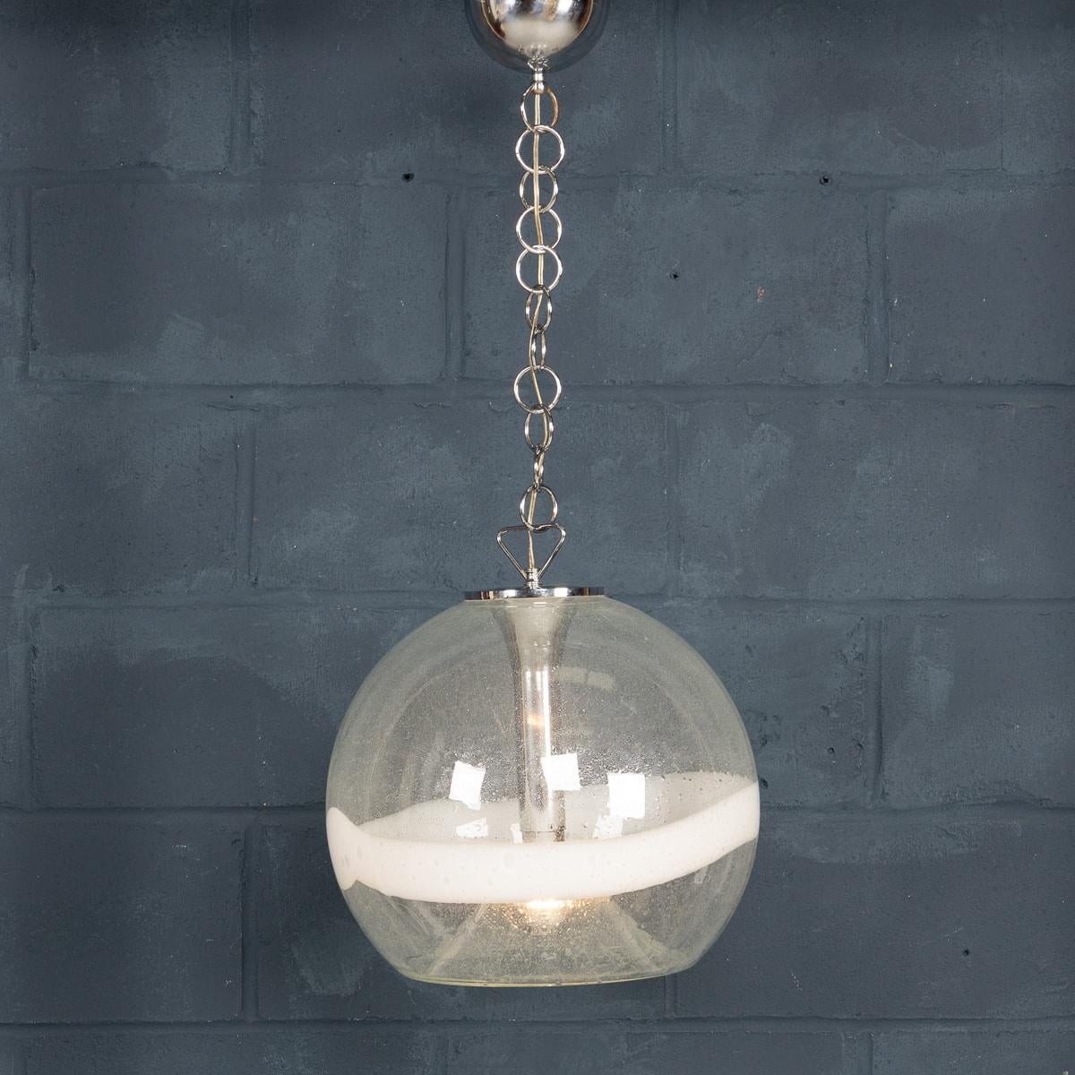Lampada a sospensione in vetro di Murano bianco e trasparente del XX secolo, realizzata a Venezia, Italia, circa 1970. Questa lampada incarna la maestria artigianale per cui il vetro di Murano è rinomato. La lampada a sospensione è soffiata a mano e
