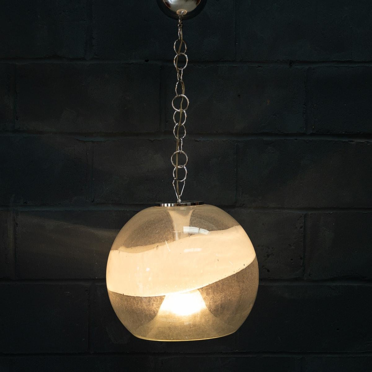 Italiano Lampada a sospensione in vetro di Murano bianco e trasparente del XX secolo c.1970 in vendita