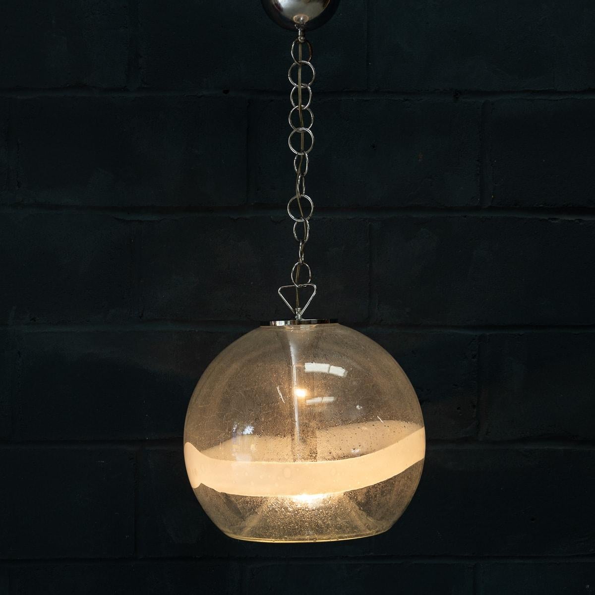 Italiano Lampada a sospensione in vetro di Murano bianco e trasparente del XX secolo c.1970 in vendita