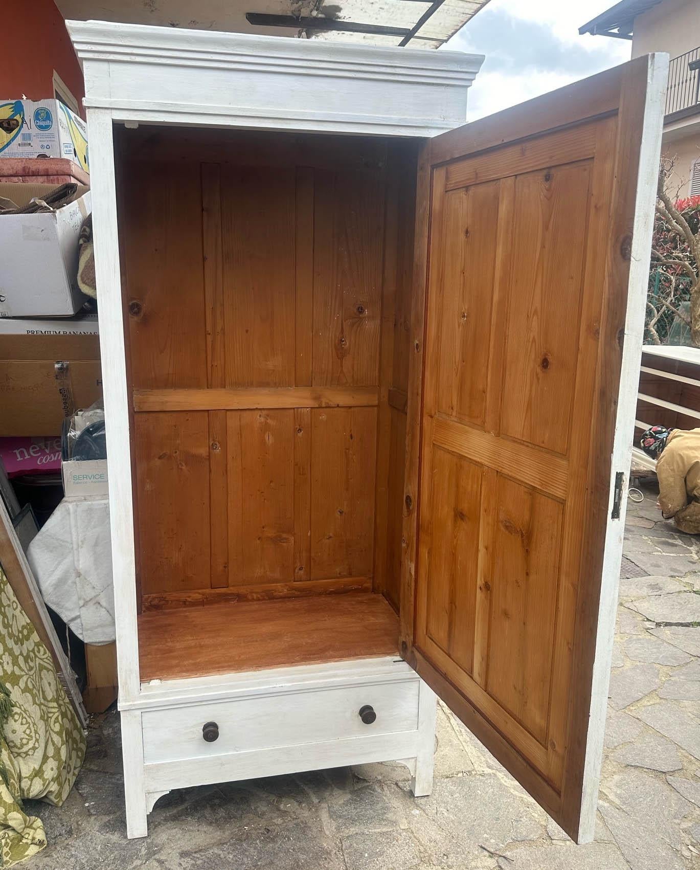 20th Century Italian white shabby Wardrobe with one door In Good Condition For Sale In Buggiano, IT
