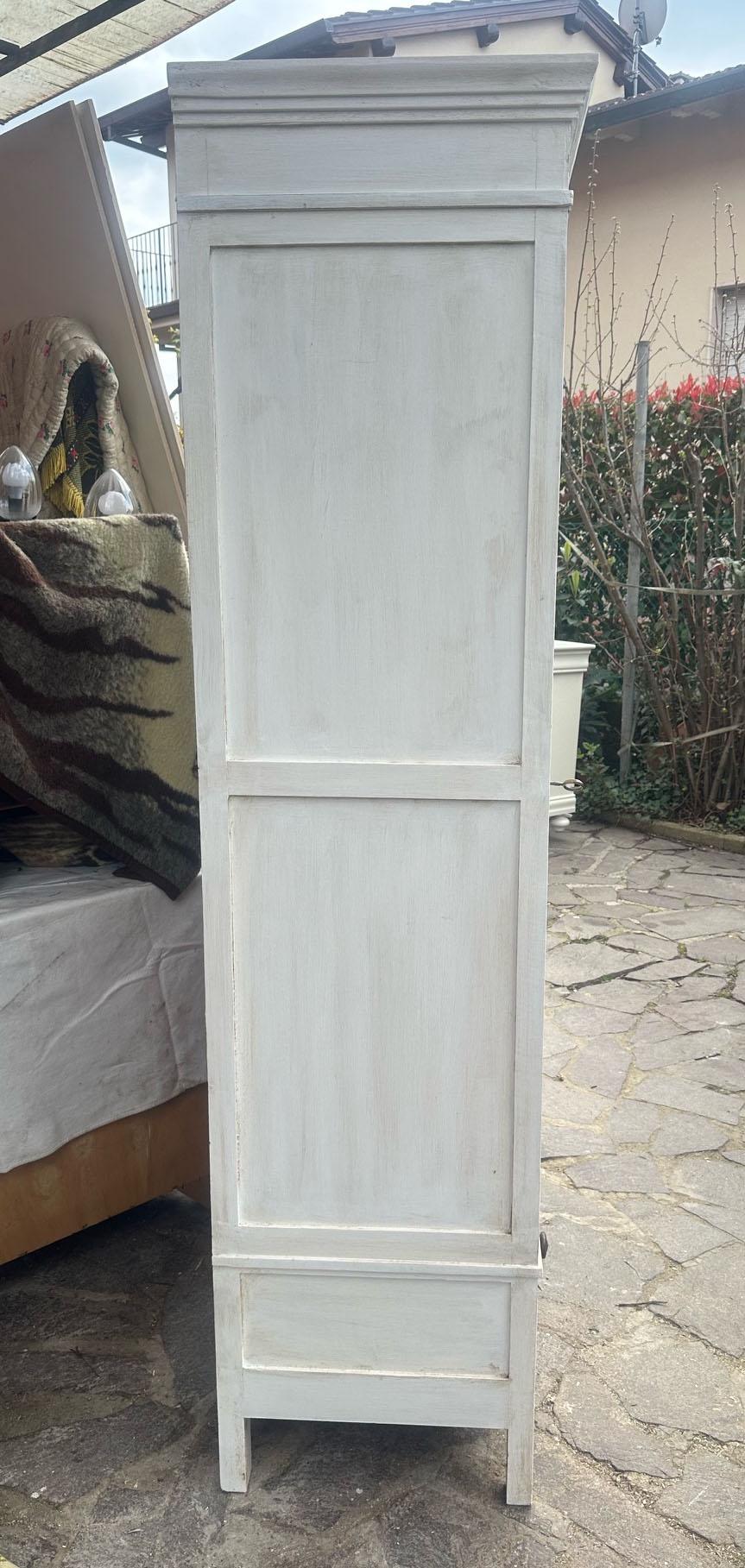 20th Century Italian white shabby Wardrobe with one door For Sale 4