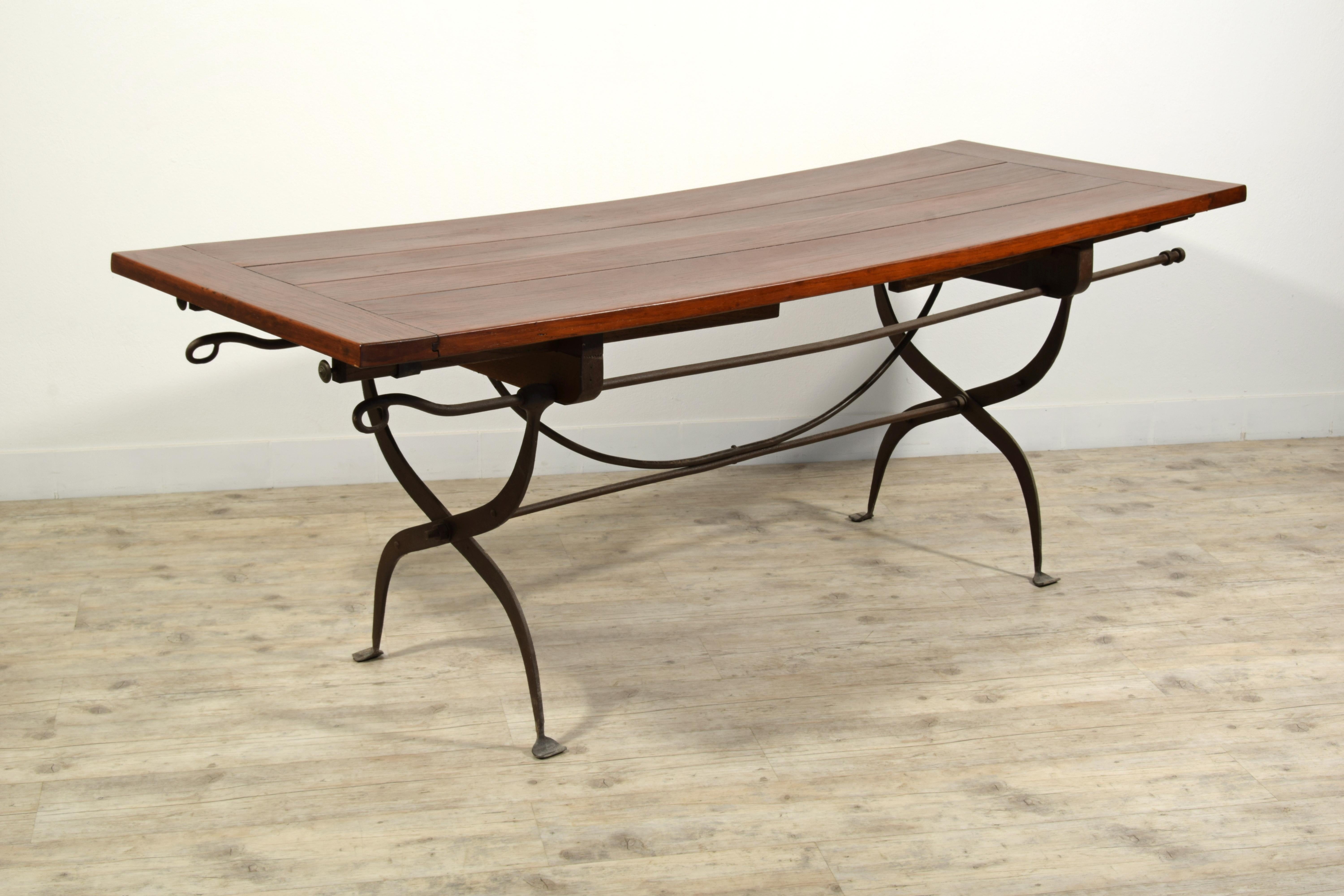 XX secolo, Tavolo italiano in Wood e ferro battuto 
Misure: cm W 215 x D 80 x H 82. Spessore del piano cm 4. con prolunghe L 298 cm
Questo particolare tavolo è stato realizzato in Italia intorno alla metà del XX secolo. Si compone di un piano