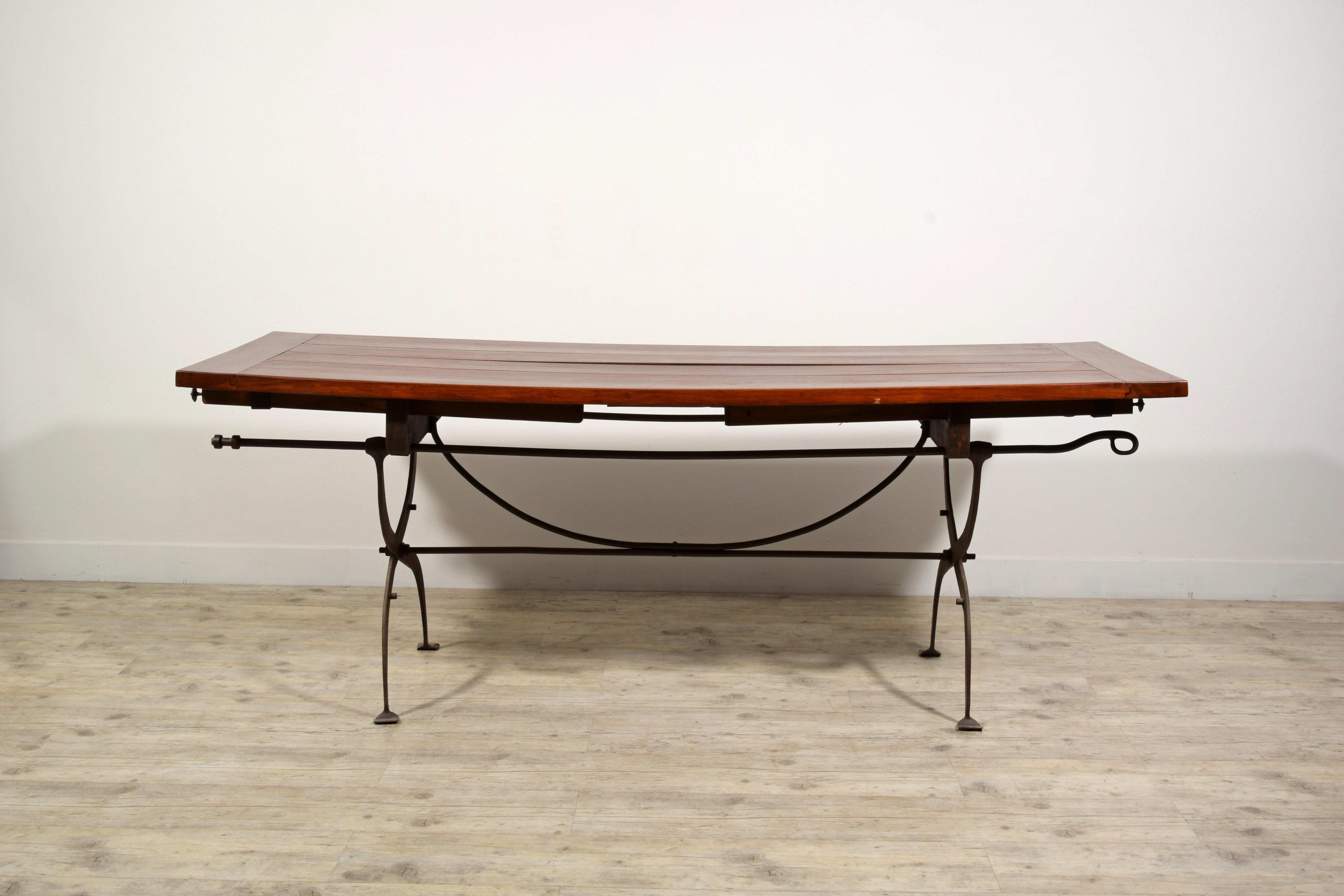 Mid-Century moderno XX secolo, Tavolo italiano in Wood e ferro battuto in vendita