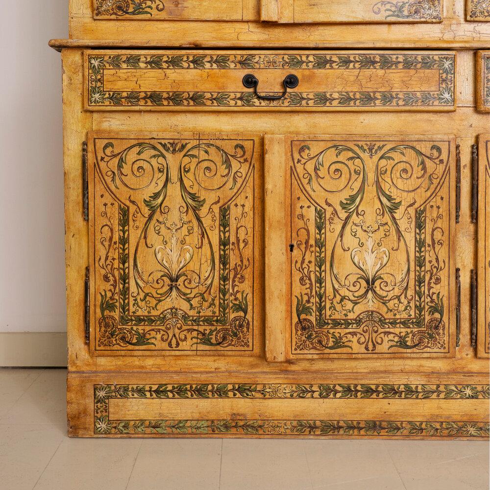 20th Century Italian Wood Cabinet with Renaissance Inspired Floral Patterns In Good Condition For Sale In New York, NY