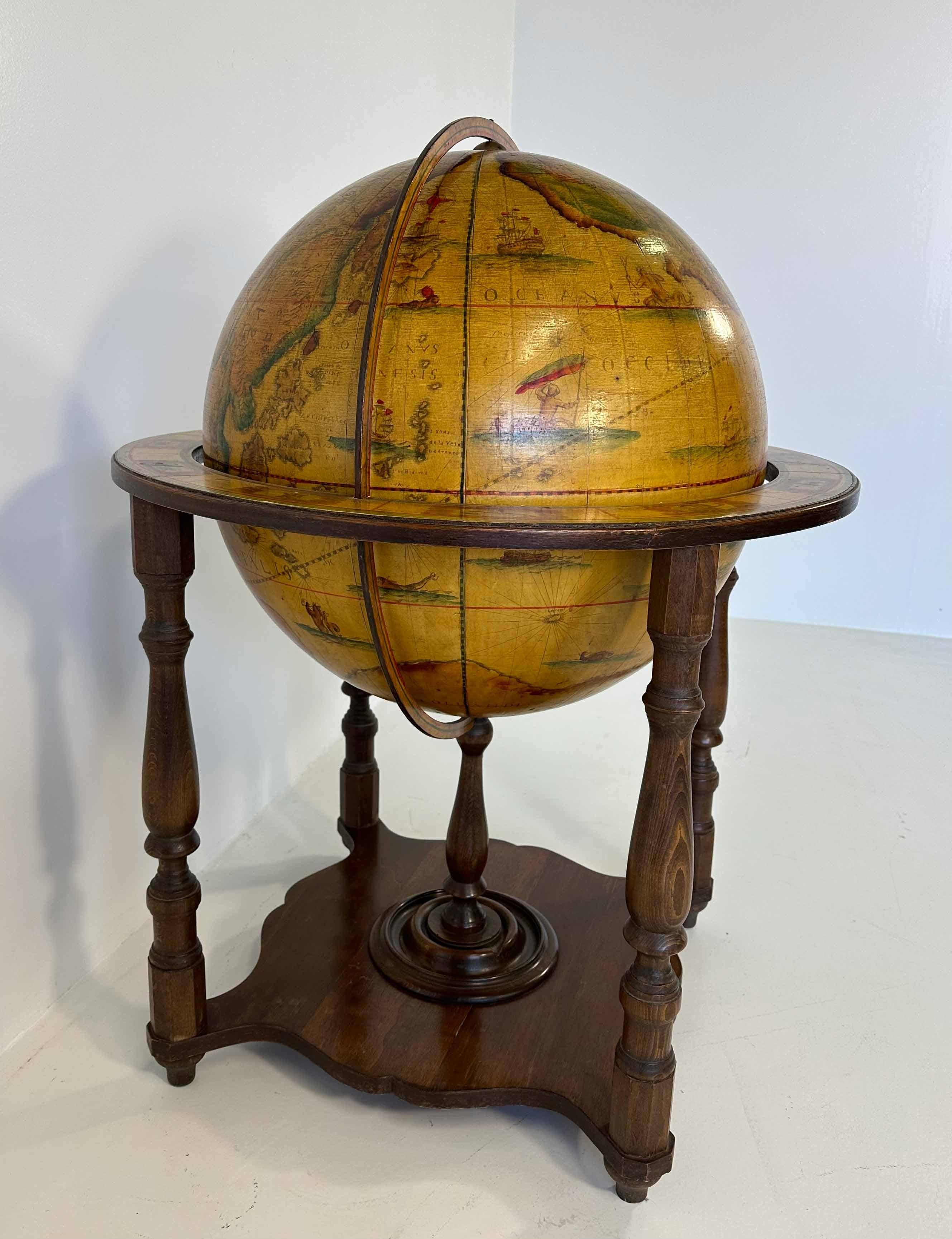 Italienischer Holz-Globus des 20. Jahrhunderts, 1970er Jahre (Ende des 20. Jahrhunderts)