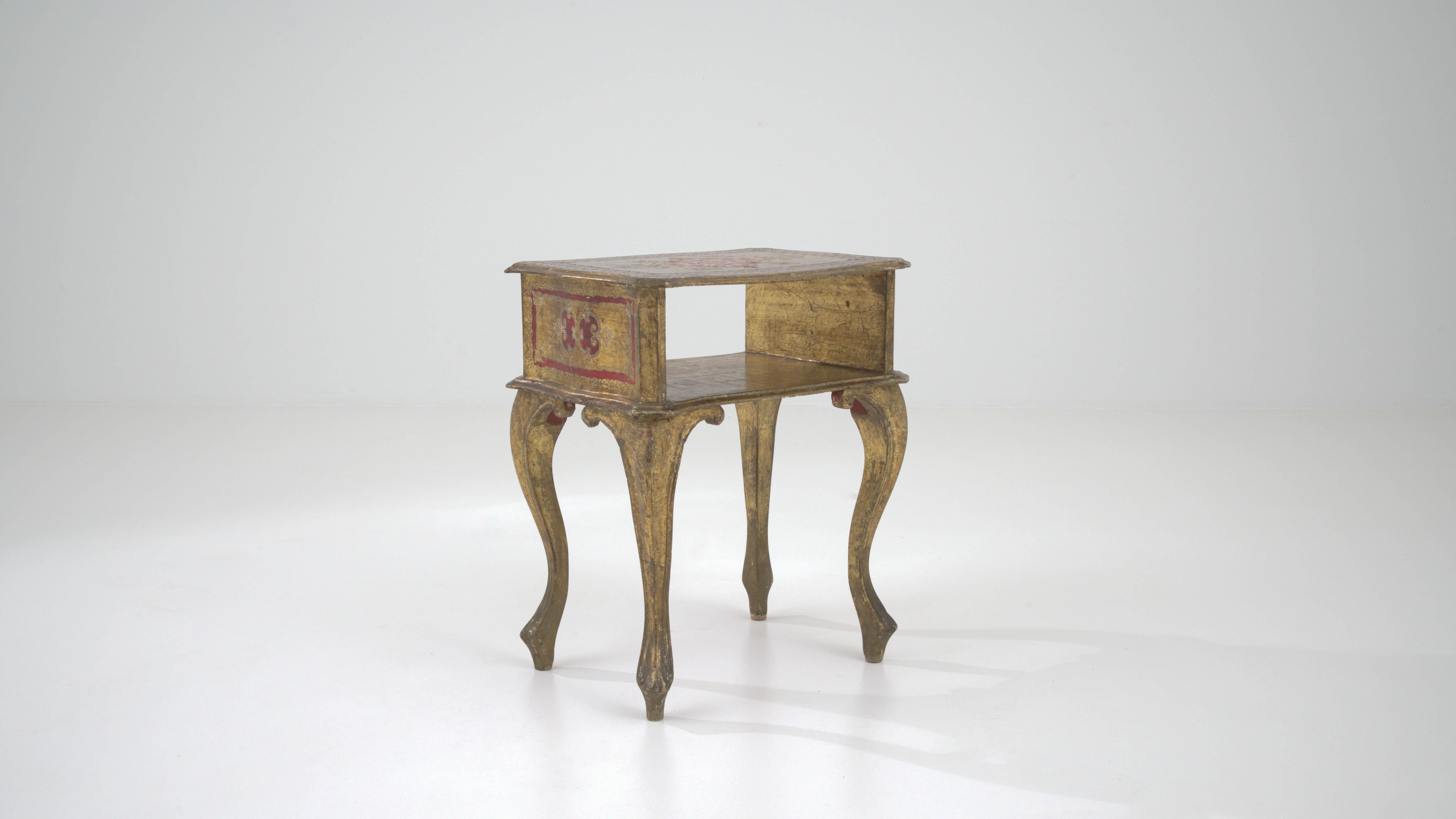 Bois Table d'appoint italienne du 20e siècle en bois patiné en vente