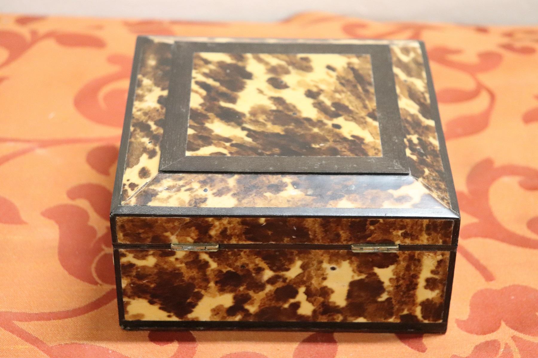 Beautiful decorative box in precious rosewood and tortoise decoration. Very refined ideal for storing jewels.