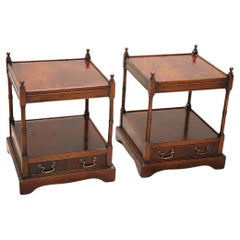 Pareja de mesillas de noche o mesillas de noche de madera italianas del siglo XX