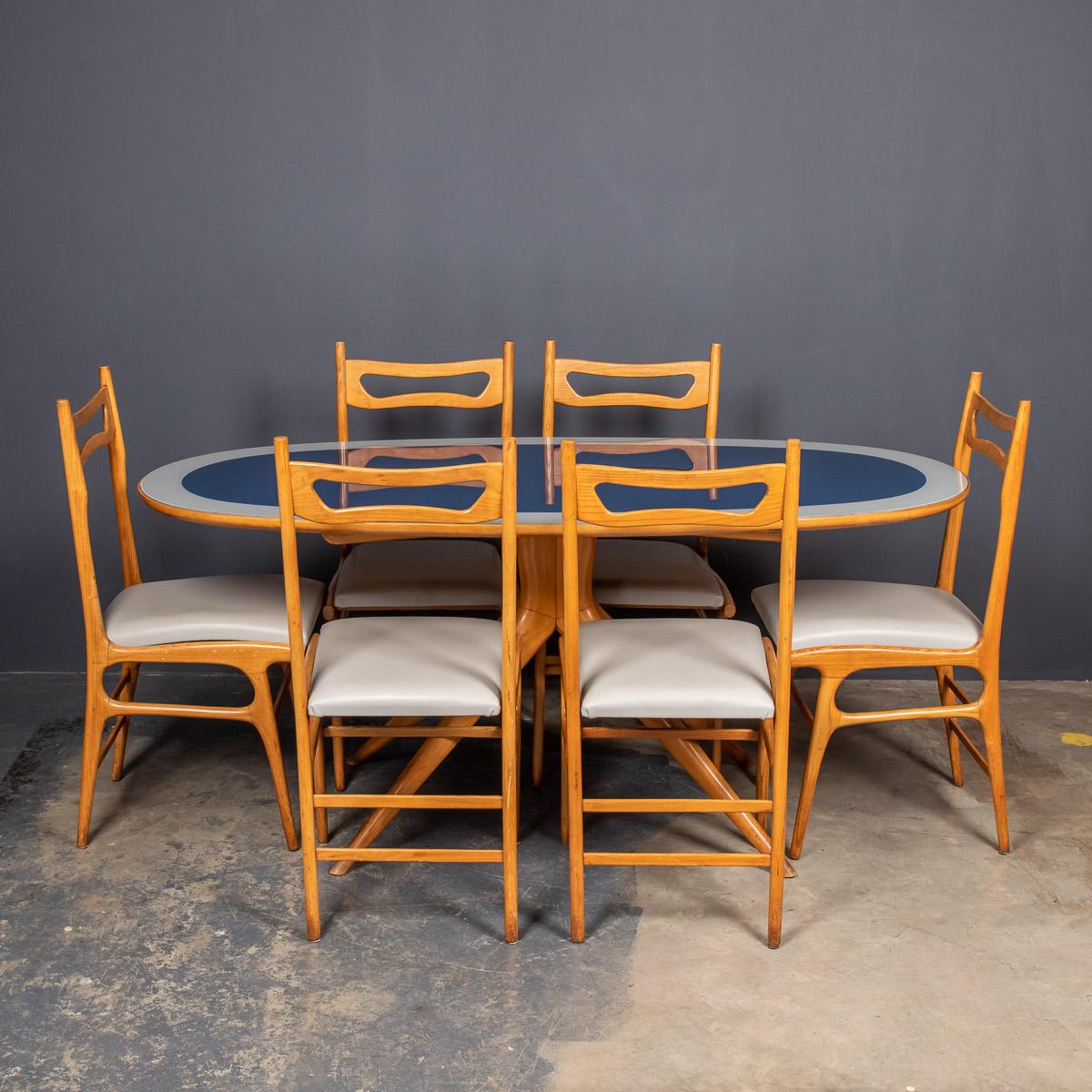 Table et ensemble de six chaises en hêtre italien du 20ème siècle, vers 1950 Bon état - En vente à Royal Tunbridge Wells, Kent