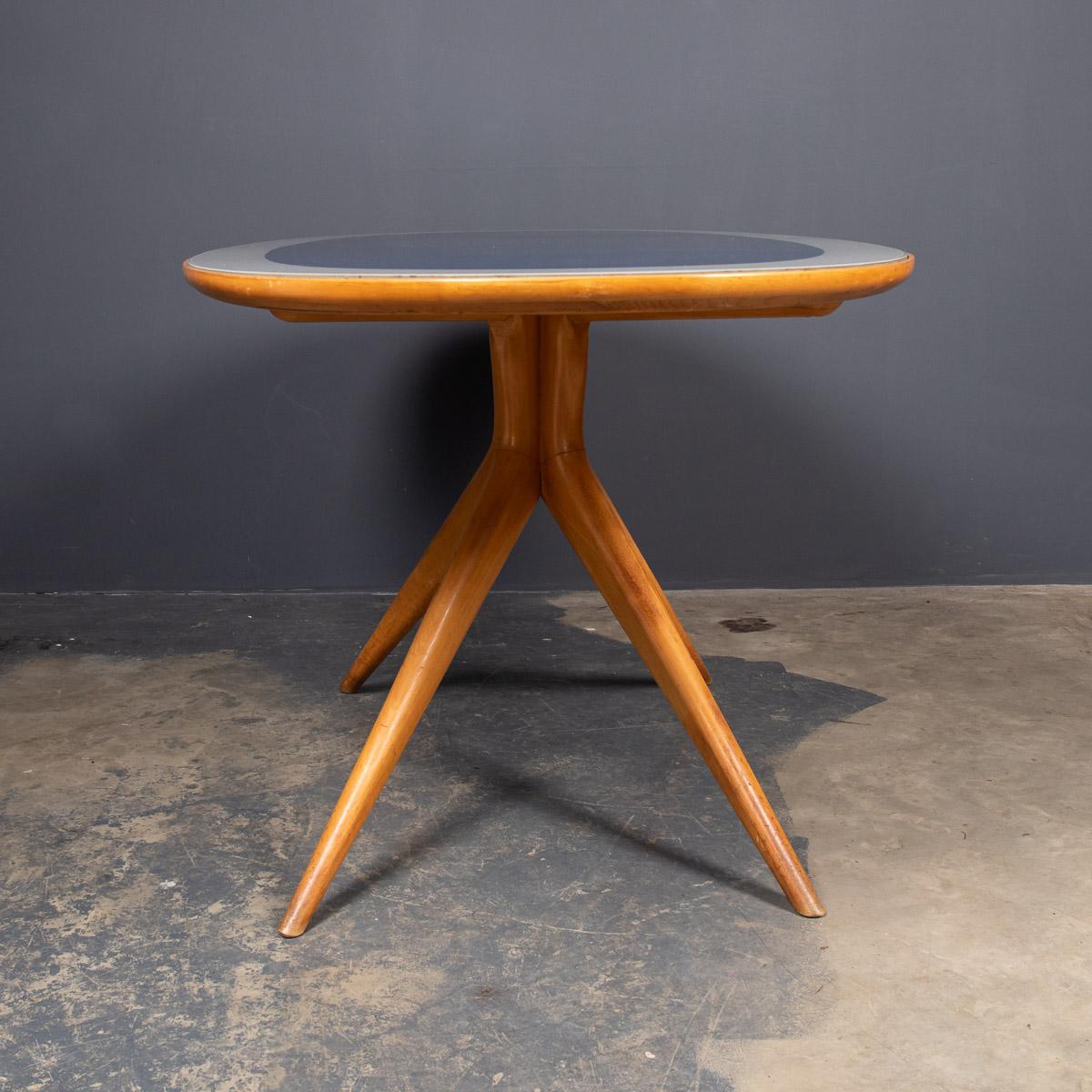 Table et ensemble de six chaises en hêtre italien du 20ème siècle, vers 1950 en vente 2