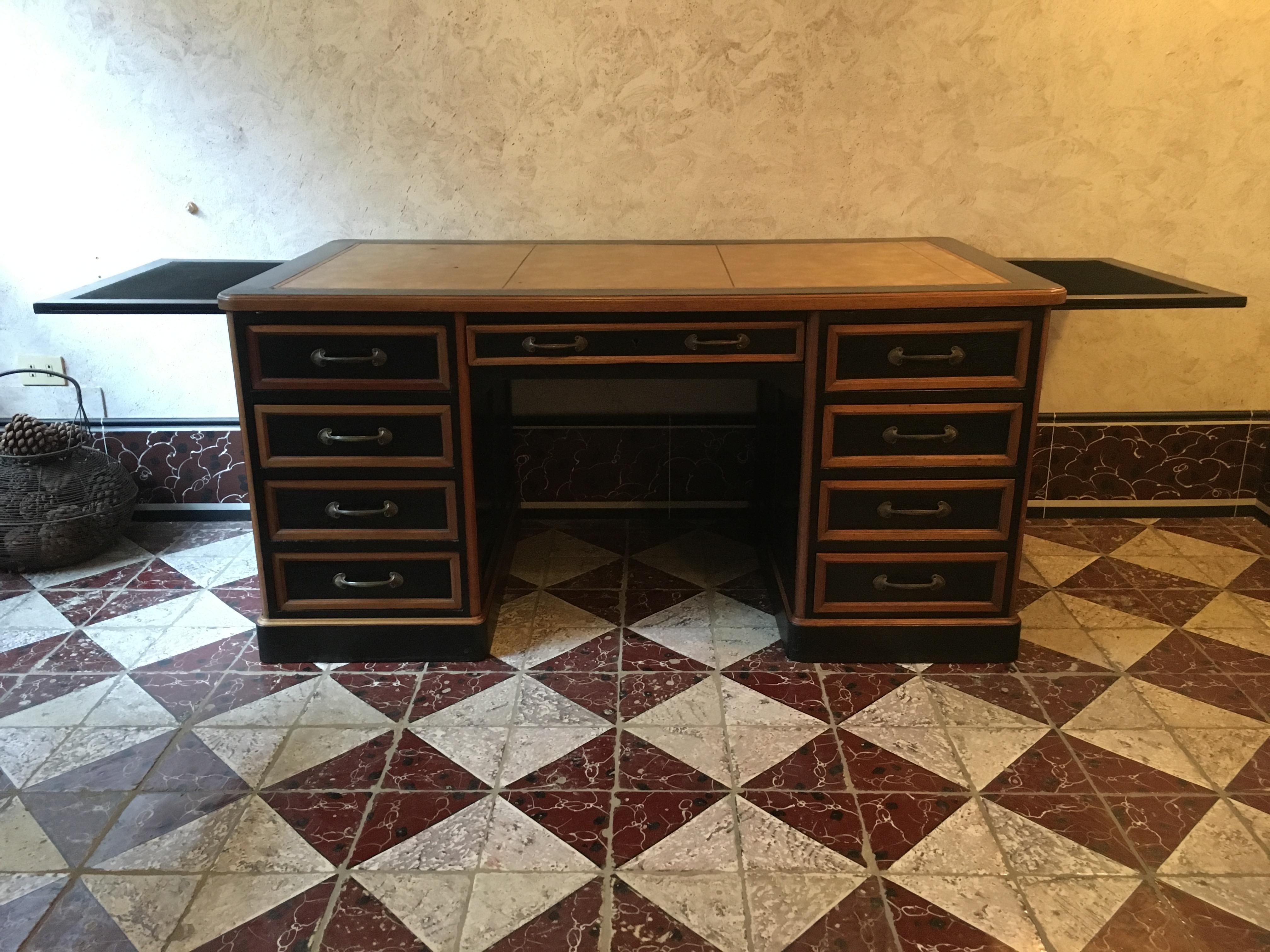 20th century Italian writing desk in oakwood with drawers and extendable tops.
Every extendable Writing top measures cm.40x62.
  