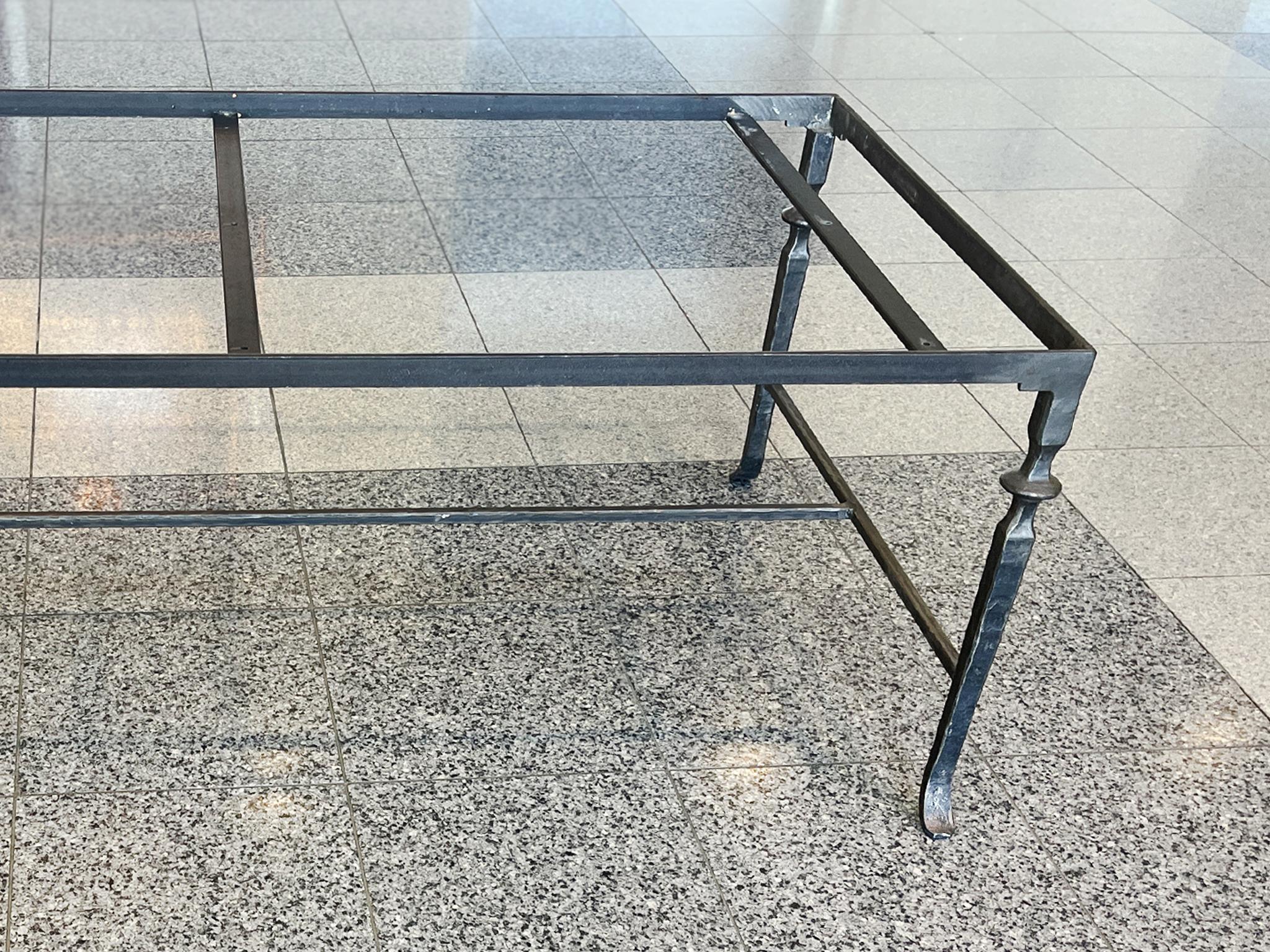 Table basse italienne du 20e siècle en fer forgé et faux marbre en vente 5