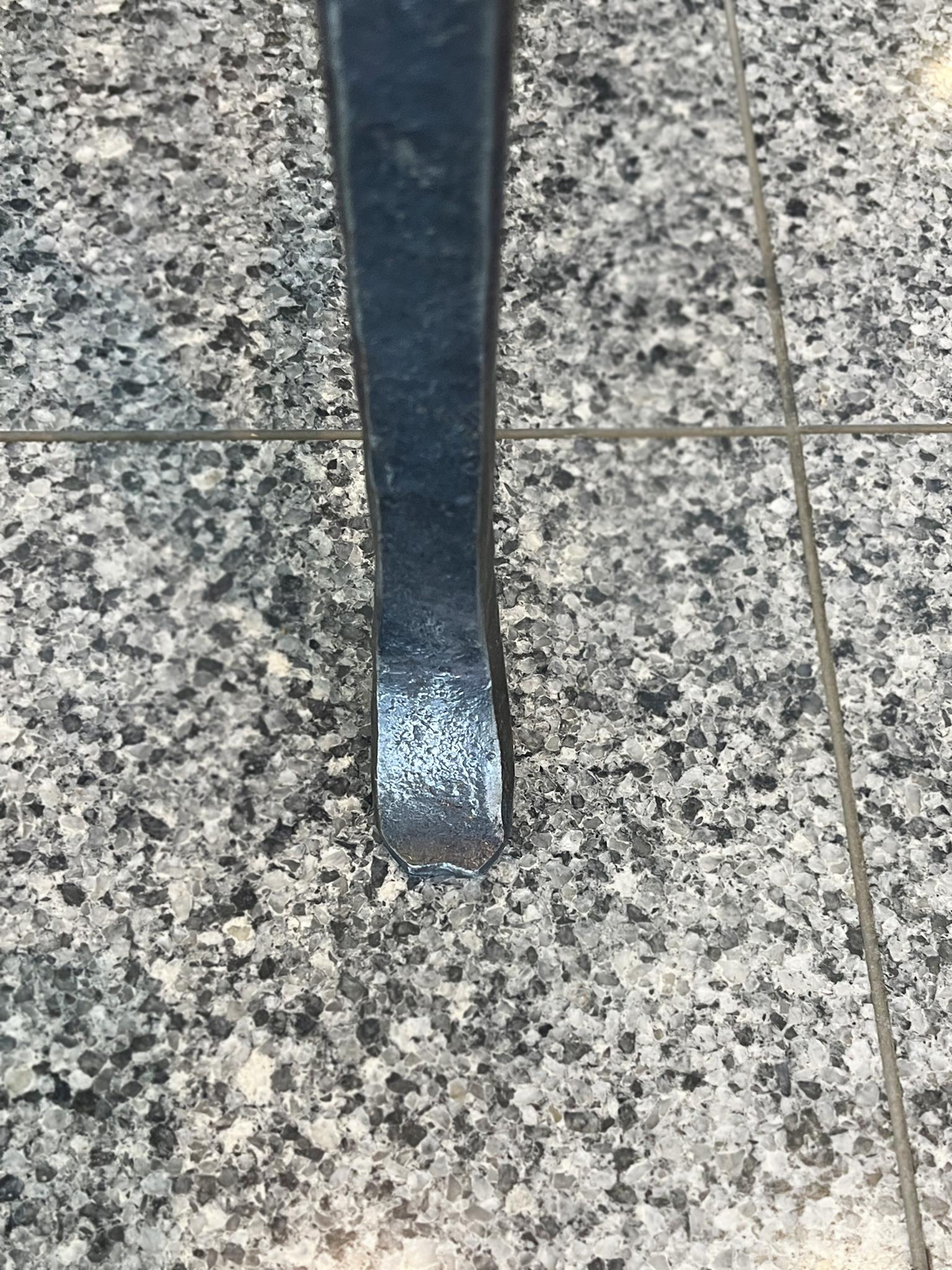 Table basse italienne du 20e siècle en fer forgé et faux marbre en vente 7