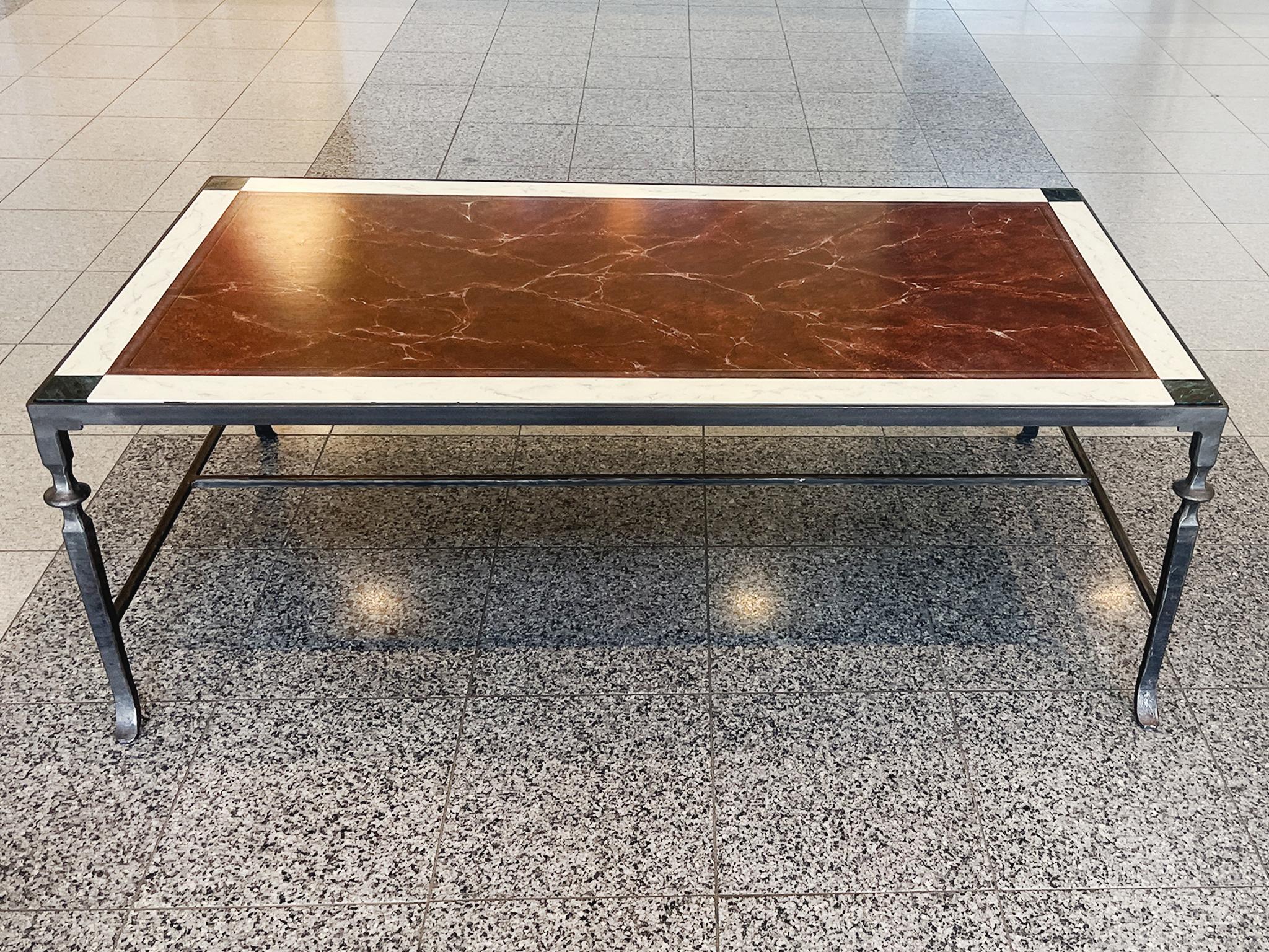 Table basse italienne du 20e siècle en fer forgé et faux marbre Bon état - En vente à New York, NY