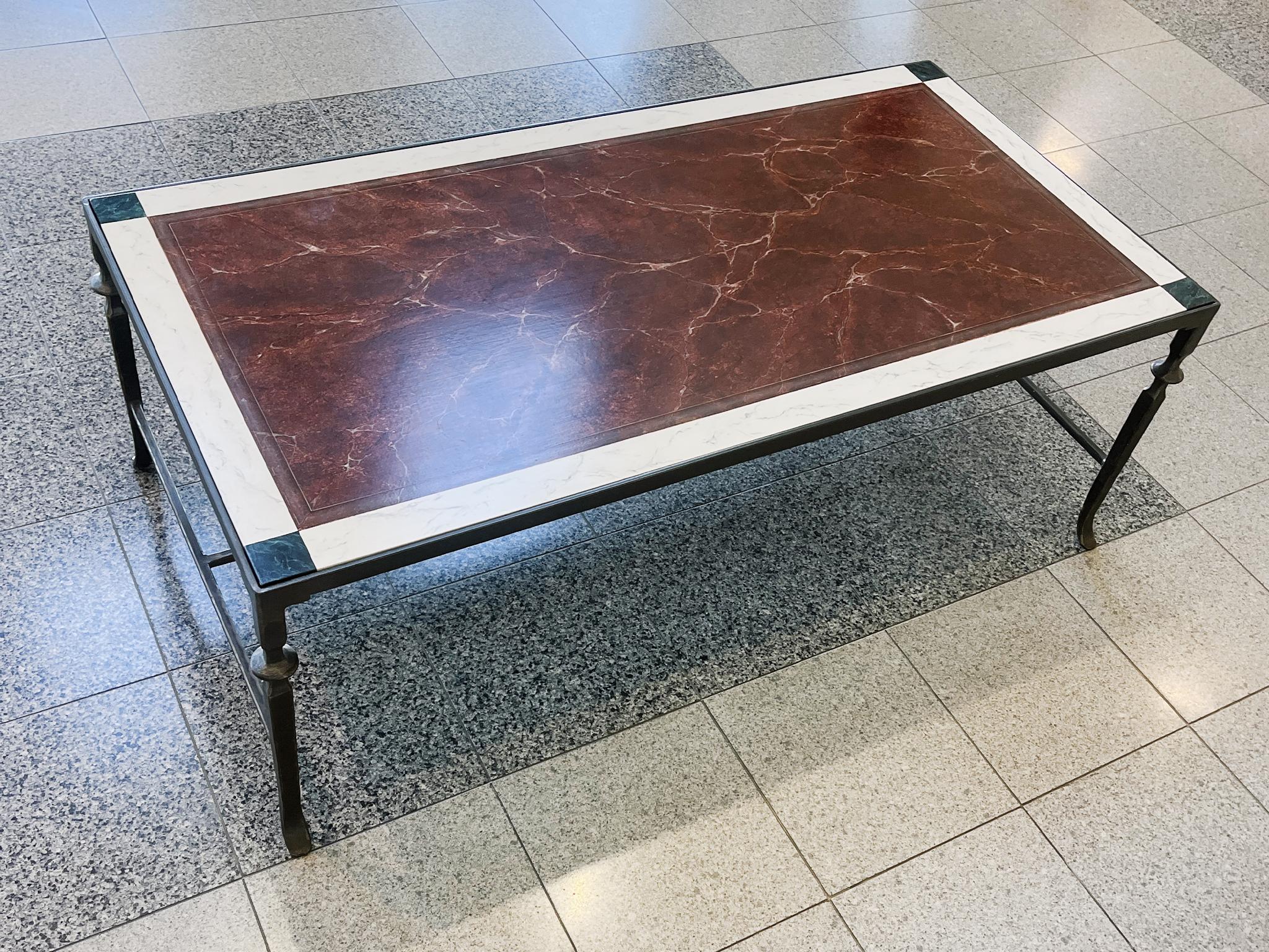 20ième siècle Table basse italienne du 20e siècle en fer forgé et faux marbre en vente