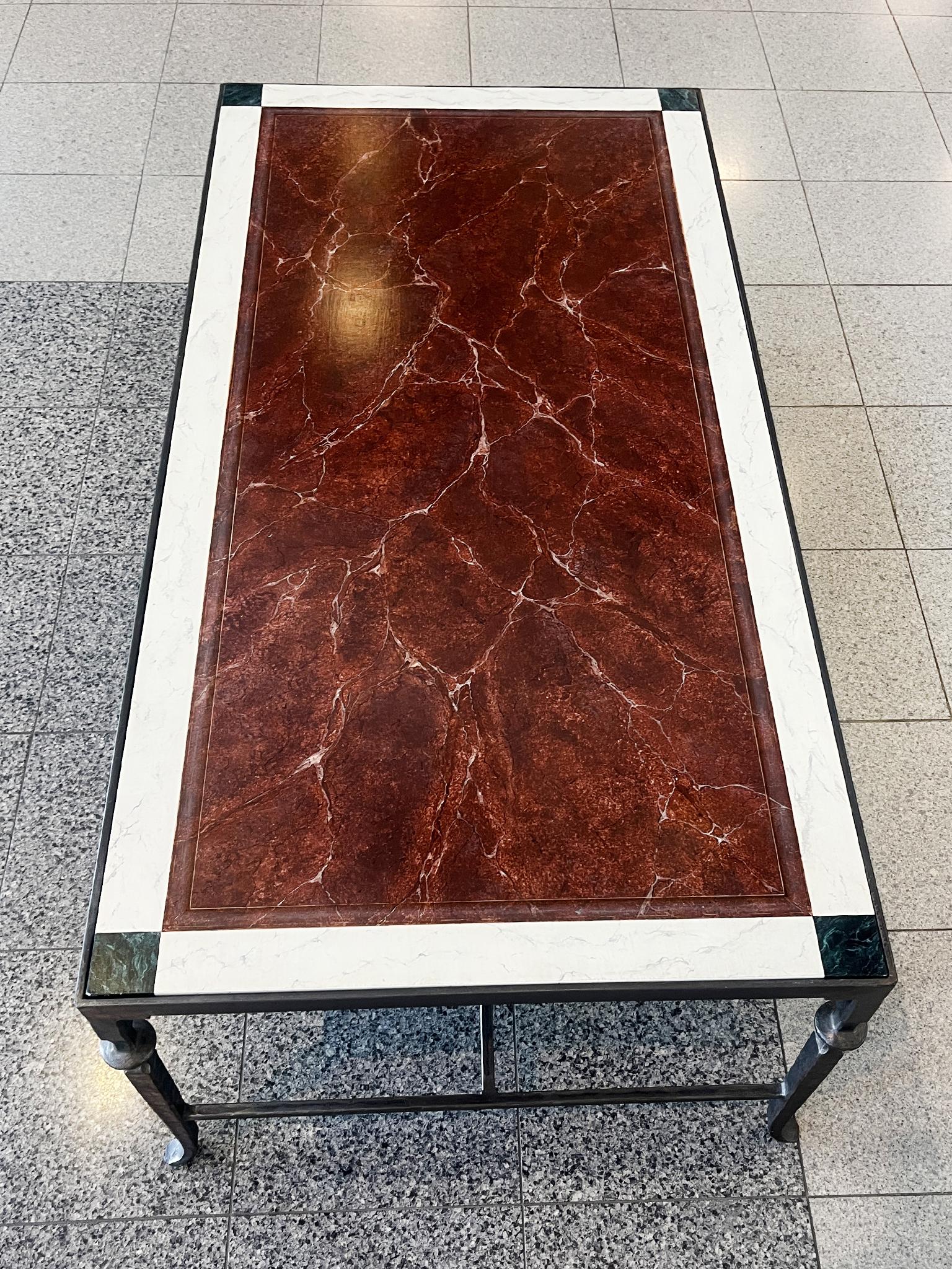 Fer forgé Table basse italienne du 20e siècle en fer forgé et faux marbre en vente