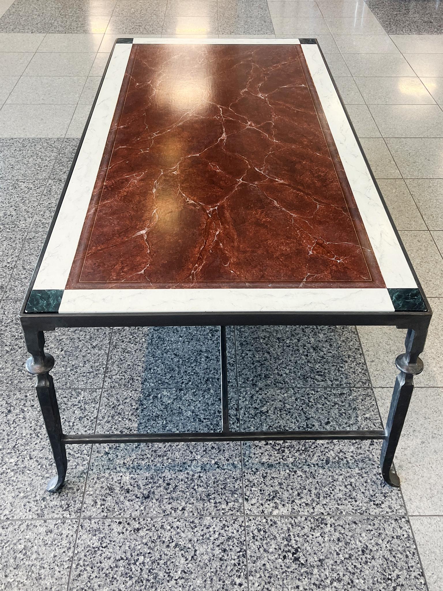 Table basse italienne du 20e siècle en fer forgé et faux marbre en vente 1