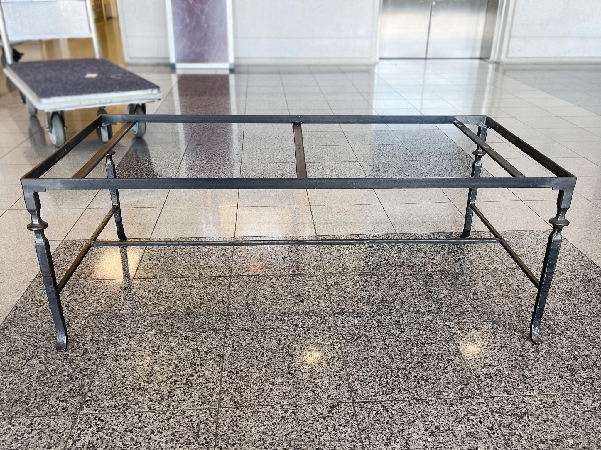 Table basse italienne du 20e siècle en fer forgé et faux marbre en vente 3