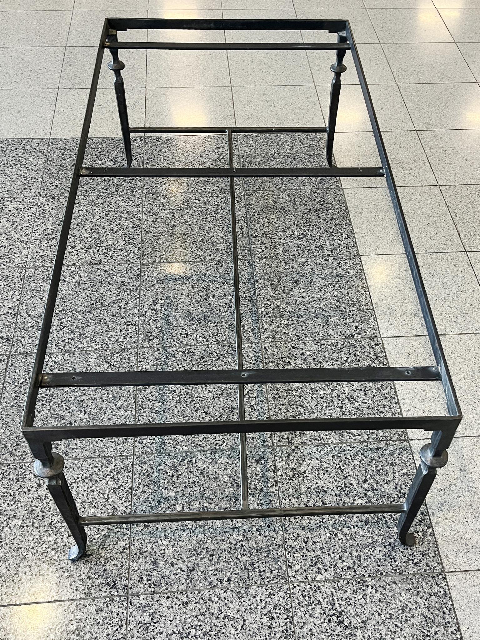 Table basse italienne du 20e siècle en fer forgé et faux marbre en vente 4
