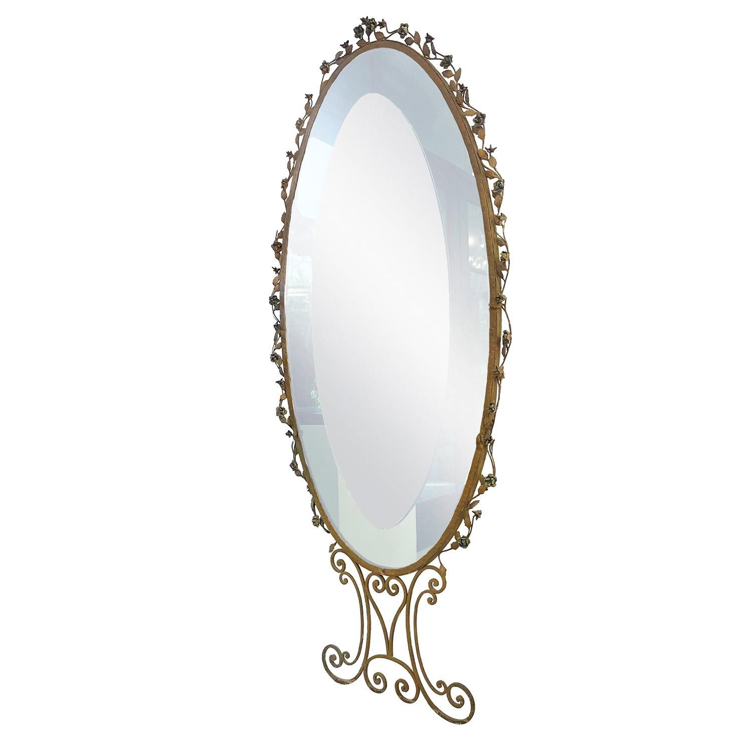 Ein Vintage Mid-Century modern italienischen Wandspiegel voller Größe aus handgefertigtem Schmiedeeisen mit seiner ursprünglichen verspiegelten Glas, entworfen von Pier Luigi Colli in gutem Zustand. Der ovale Bodenspiegel zeichnet sich durch einen