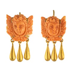 Boucles d'oreilles italiennes en or jaune du 20e siècle en forme de chérubin en corail