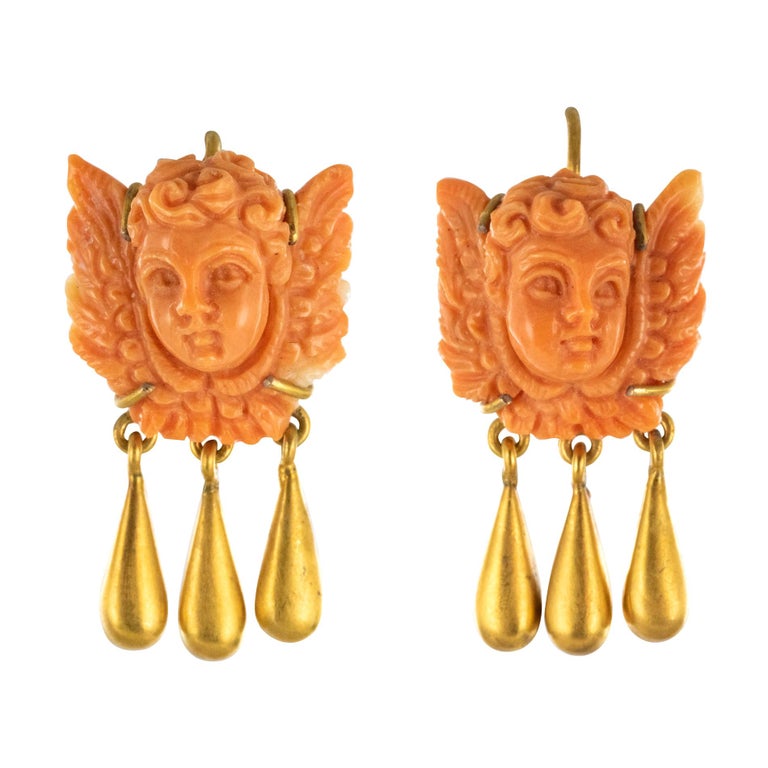Boucles d'oreilles italiennes du XXe siècle en forme de chérubin en or  jaune et corail - En vente sur 1stDibs