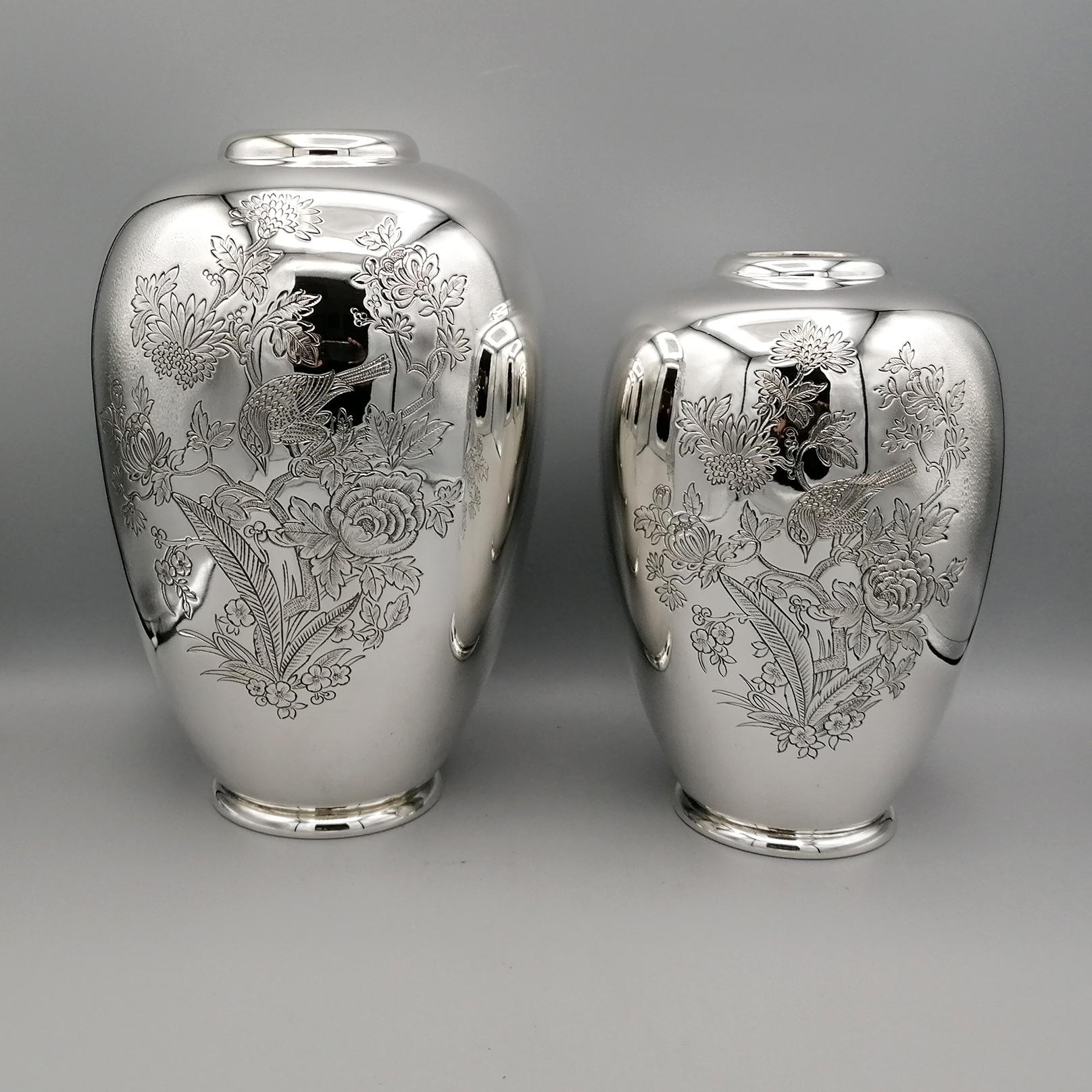 Paar Vasen aus massivem Silber 800.
Die Vasen haben eine runde, bauchige Form und wurden mit einer glatten und glänzenden Oberfläche hergestellt.
Die Vasen wurden mit einer Handgravur verziert, die eine orientalische Szene mit einem Vogel in der
