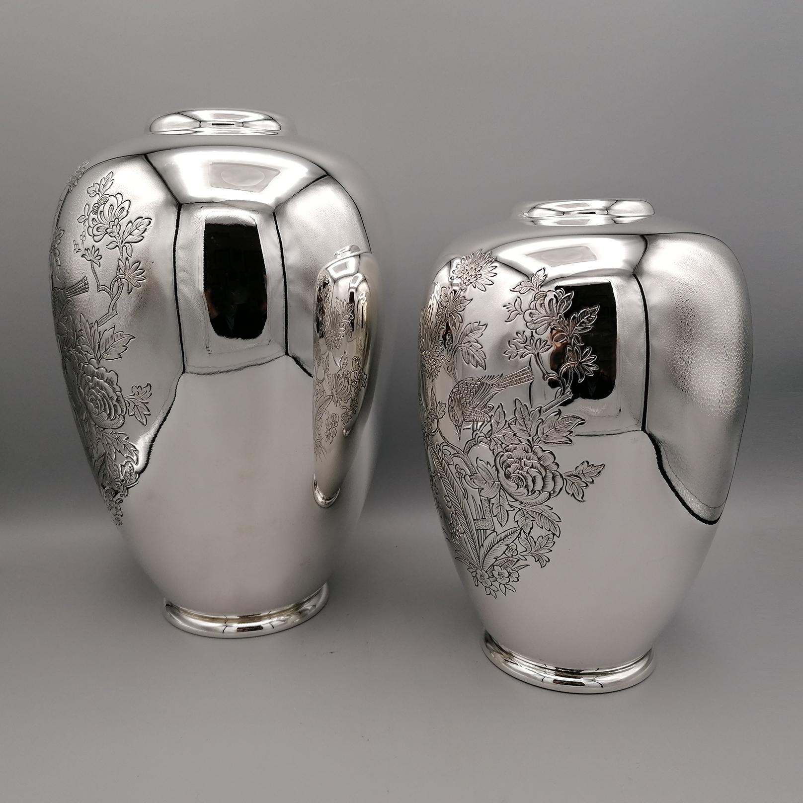 20th Century Italian Solid Silver Pair of Engraved Vases In Excellent Condition For Sale In VALENZA, IT