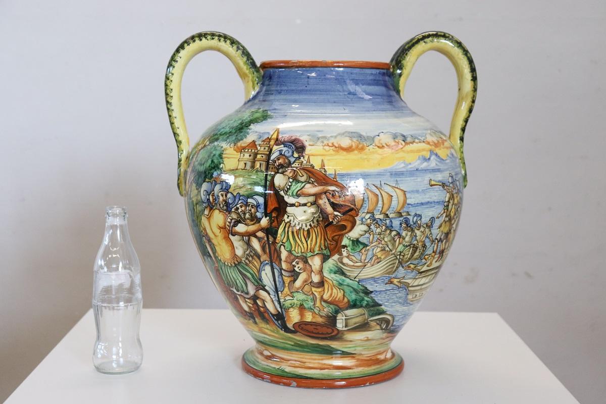 Wir präsentieren diese fantastische große Vase aus Florenz, Italien, aus den 1980er Jahren. Die Vase ist aus polychrom glasierter Keramik gefertigt. Das auffällige, klassisch gestaltete Dekor, das jede Seite dieser Vase ziert, ist ein echter