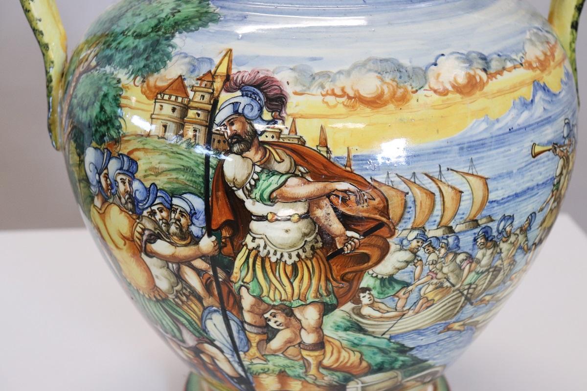 20. Jahrhundert Italien Florentine Produktion Keramikvase, signiert (Gemalt) im Angebot