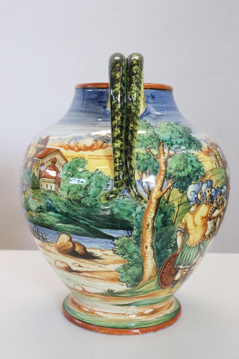 20. Jahrhundert Italien Florentine Produktion Keramikvase, signiert (Majolika) im Angebot