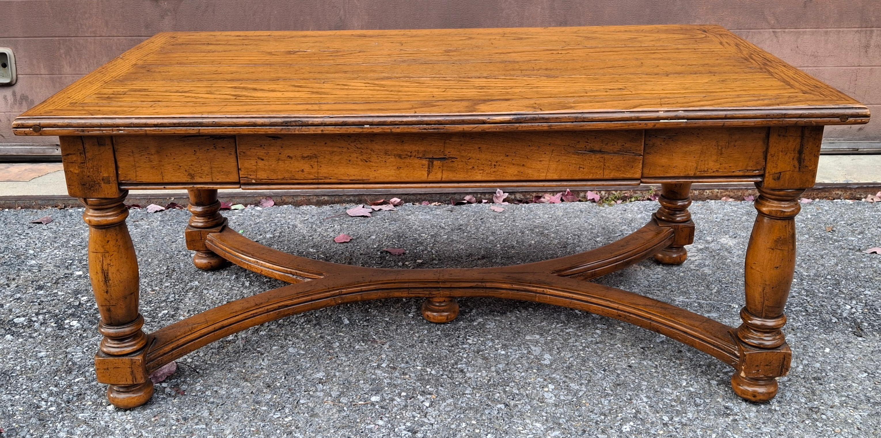 Table basse à un tiroir en chêne de style jacobéen de la fin du 20e siècle avec arceau. 
Mesure 44