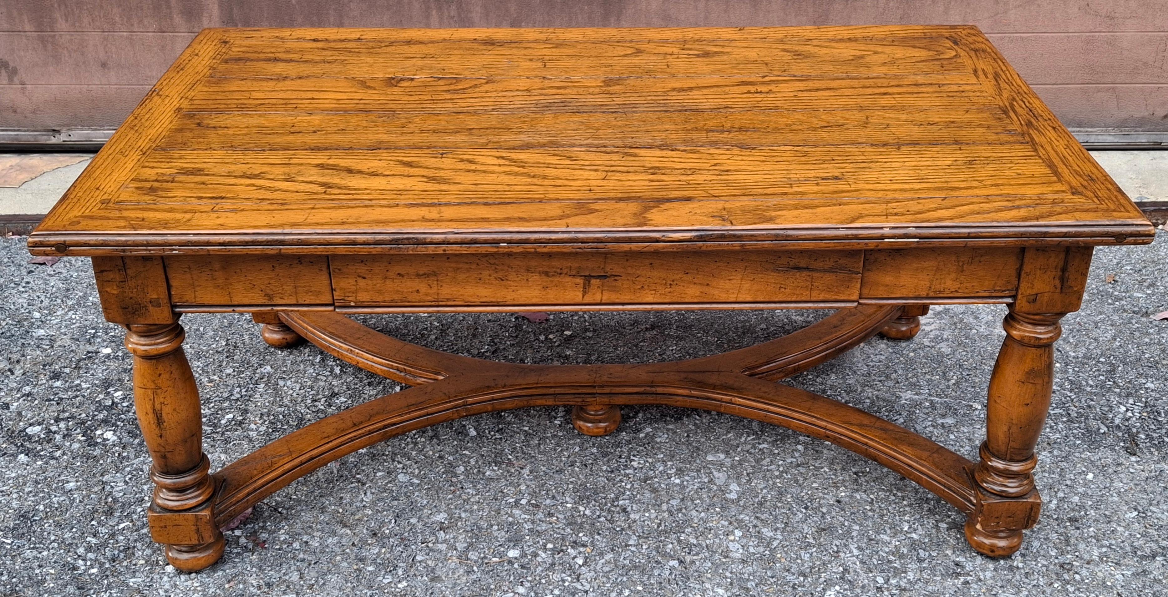 Jacobéen Table basse en chêne à un tiroir de style jacobéen du 20e siècle en vente