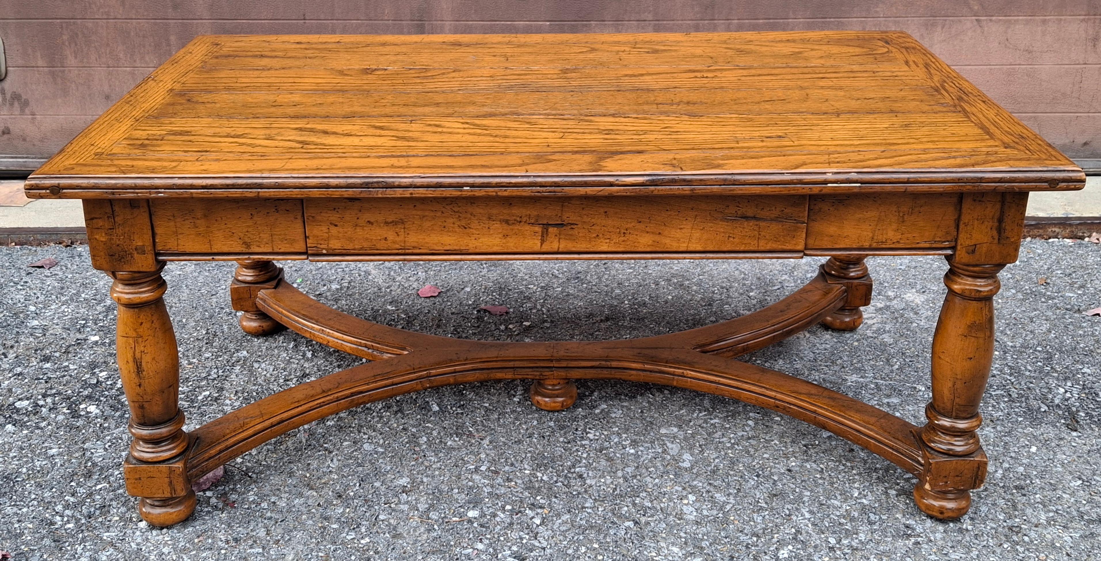 Américain Table basse en chêne à un tiroir de style jacobéen du 20e siècle en vente