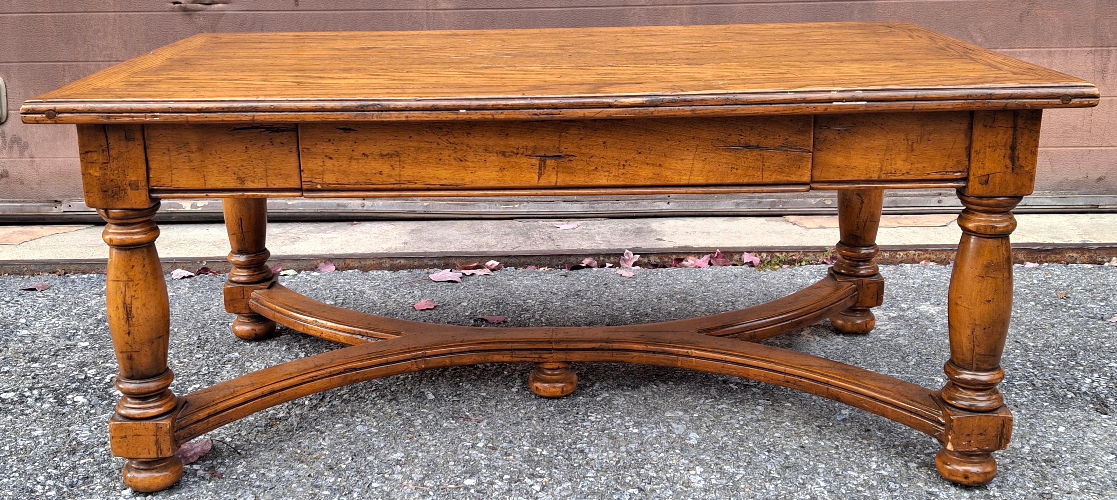 Verni Table basse en chêne à un tiroir de style jacobéen du 20e siècle en vente