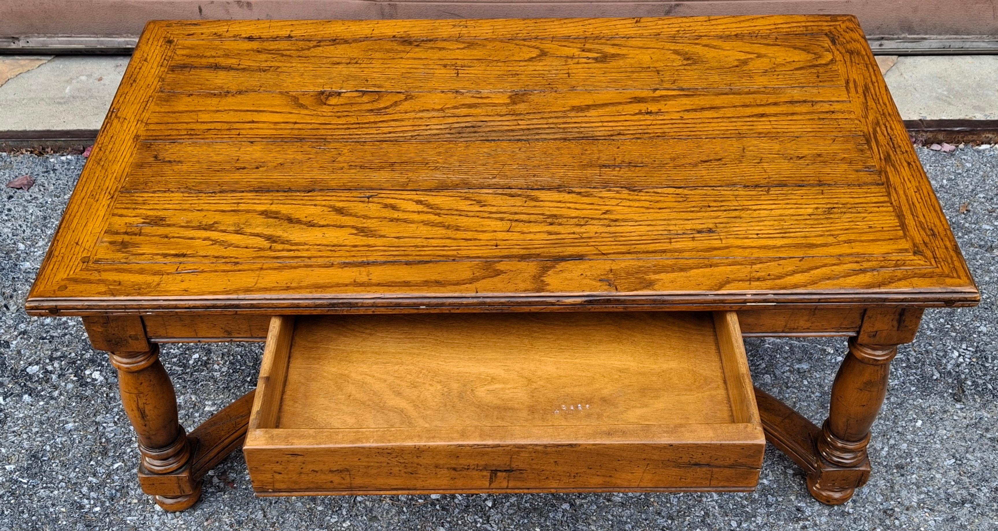 Table basse en chêne à un tiroir de style jacobéen du 20e siècle Bon état - En vente à Germantown, MD