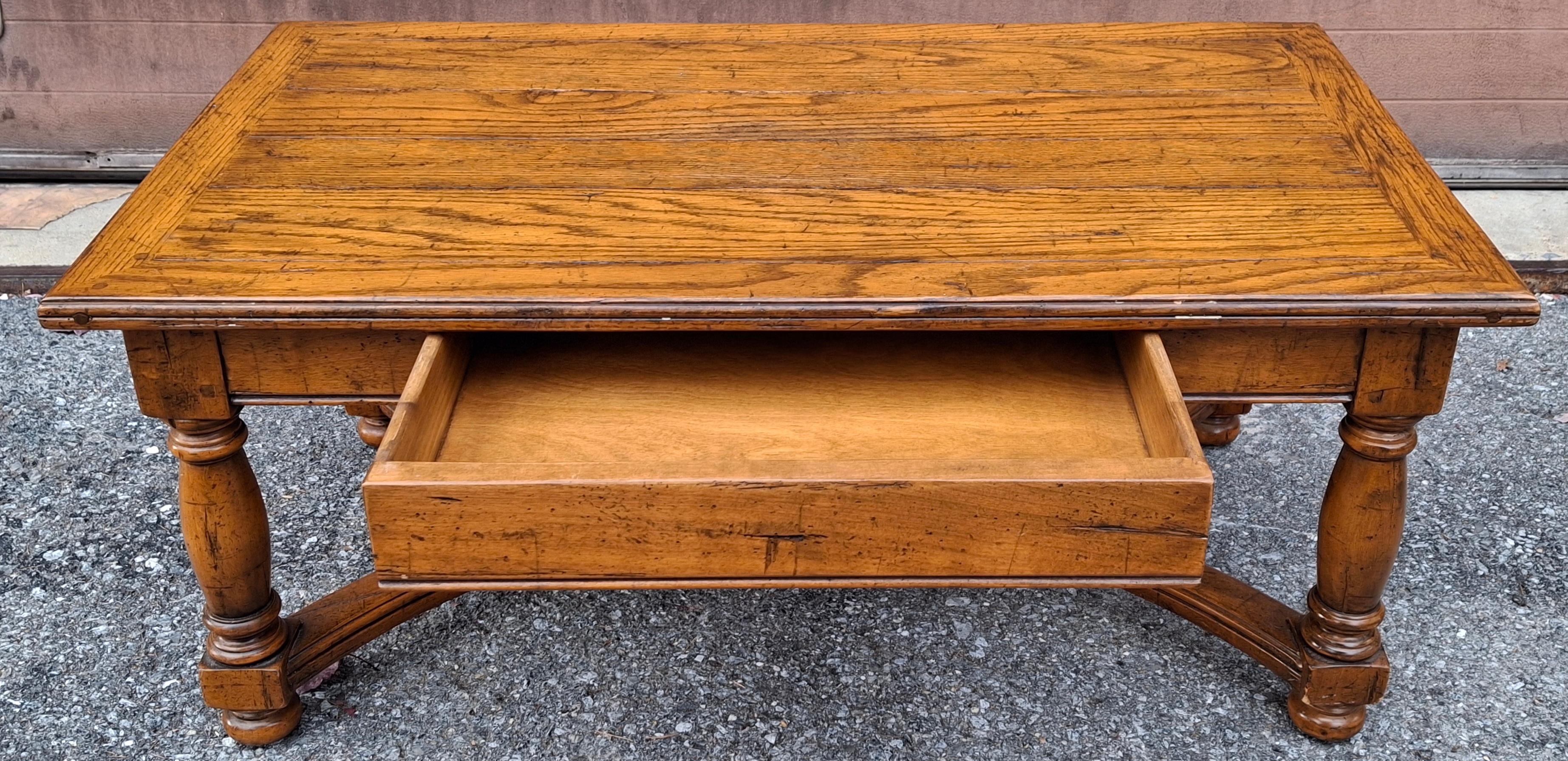 20ième siècle Table basse en chêne à un tiroir de style jacobéen du 20e siècle en vente