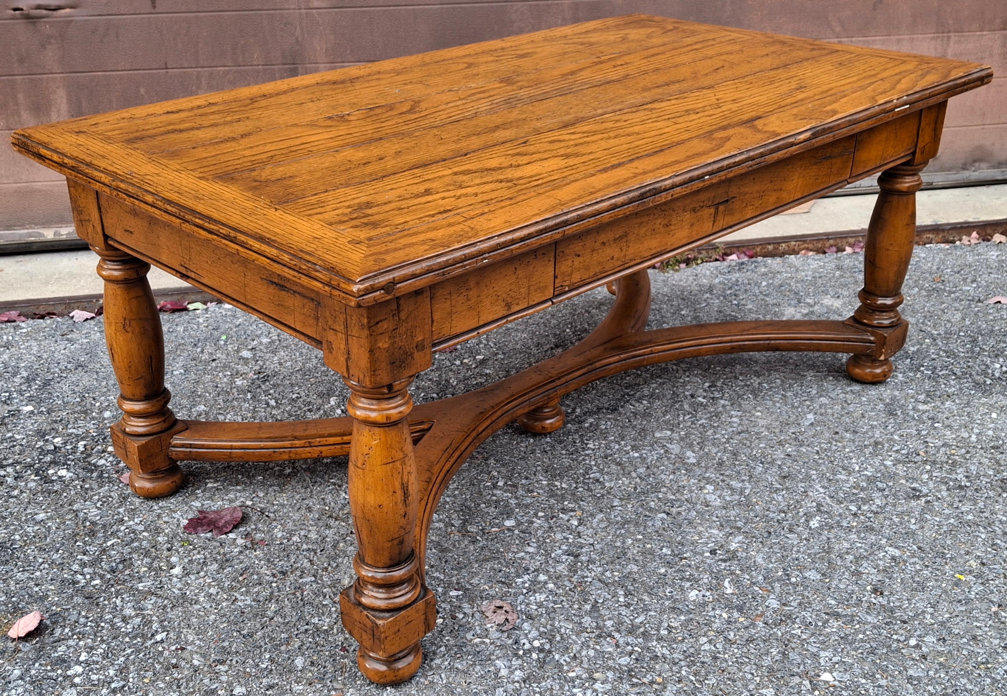 Chêne Table basse en chêne à un tiroir de style jacobéen du 20e siècle en vente