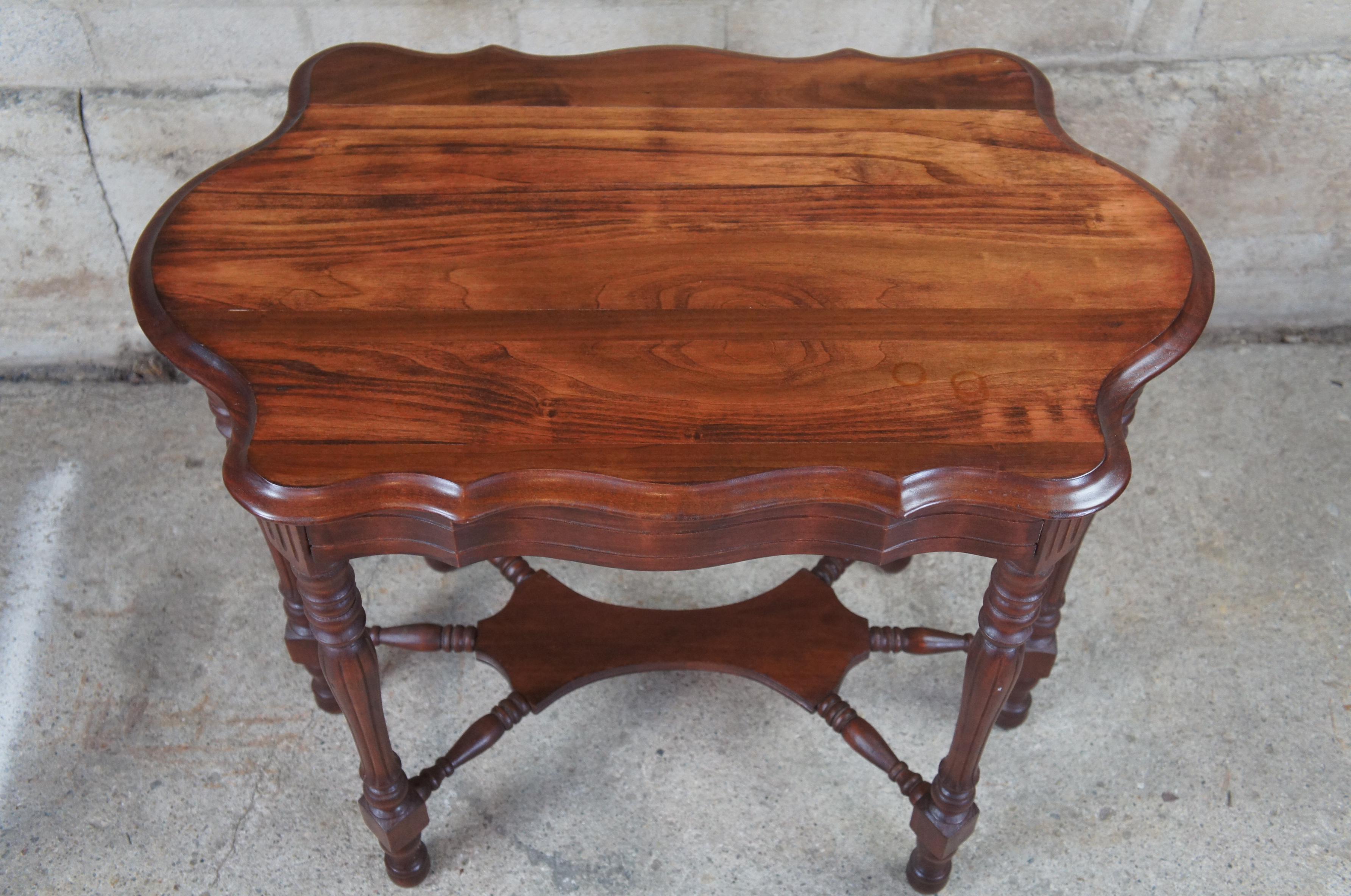 20th Century Jacobean Walnut Turtle Top Scalloped Side End Accent Parlor Table In Good Condition In Dayton, OH