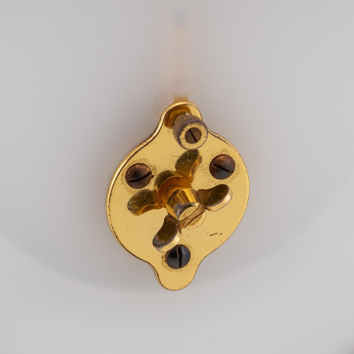 Pendule de cheminée en laiton et lucite de Jaeger-LeCoultre du XXe siècle, c.1960 en vente 13