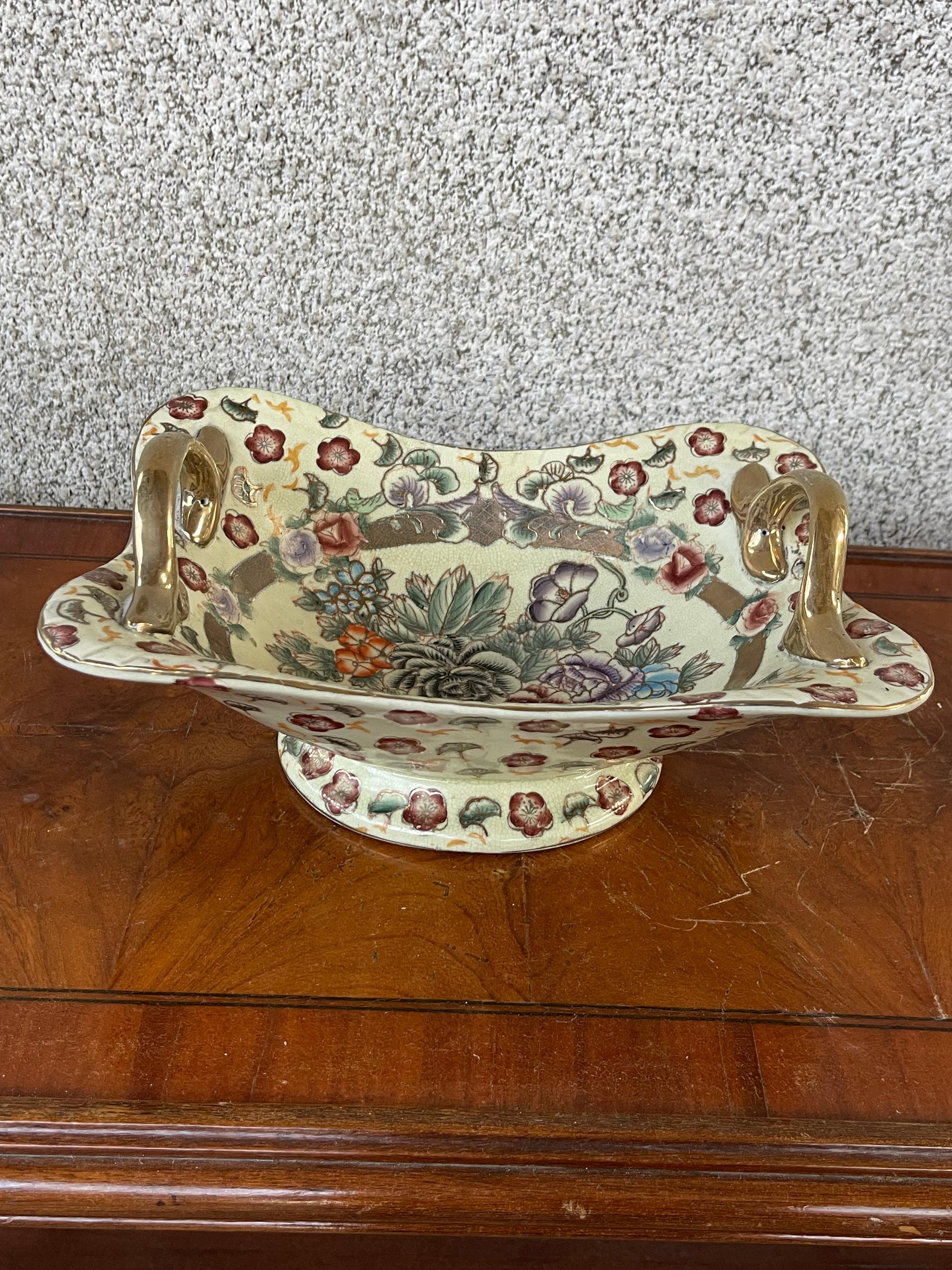 Questi piatti da portata floreali Amari giapponesi del XX secolo con manici dorati rappresentano una splendida fusione di arte giapponese, funzionalità ed espressione culturale.

15 Disponibile