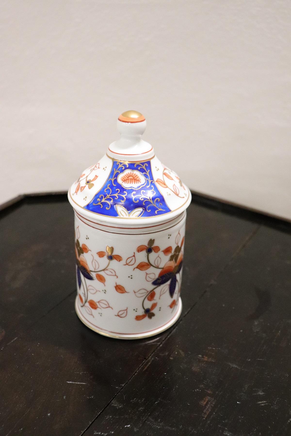 Refined polychrome porcelain jar Japanese 1980s. Beautiful hand painted decoration. Ideal for decorating an Asian Style home. Brand at the base.