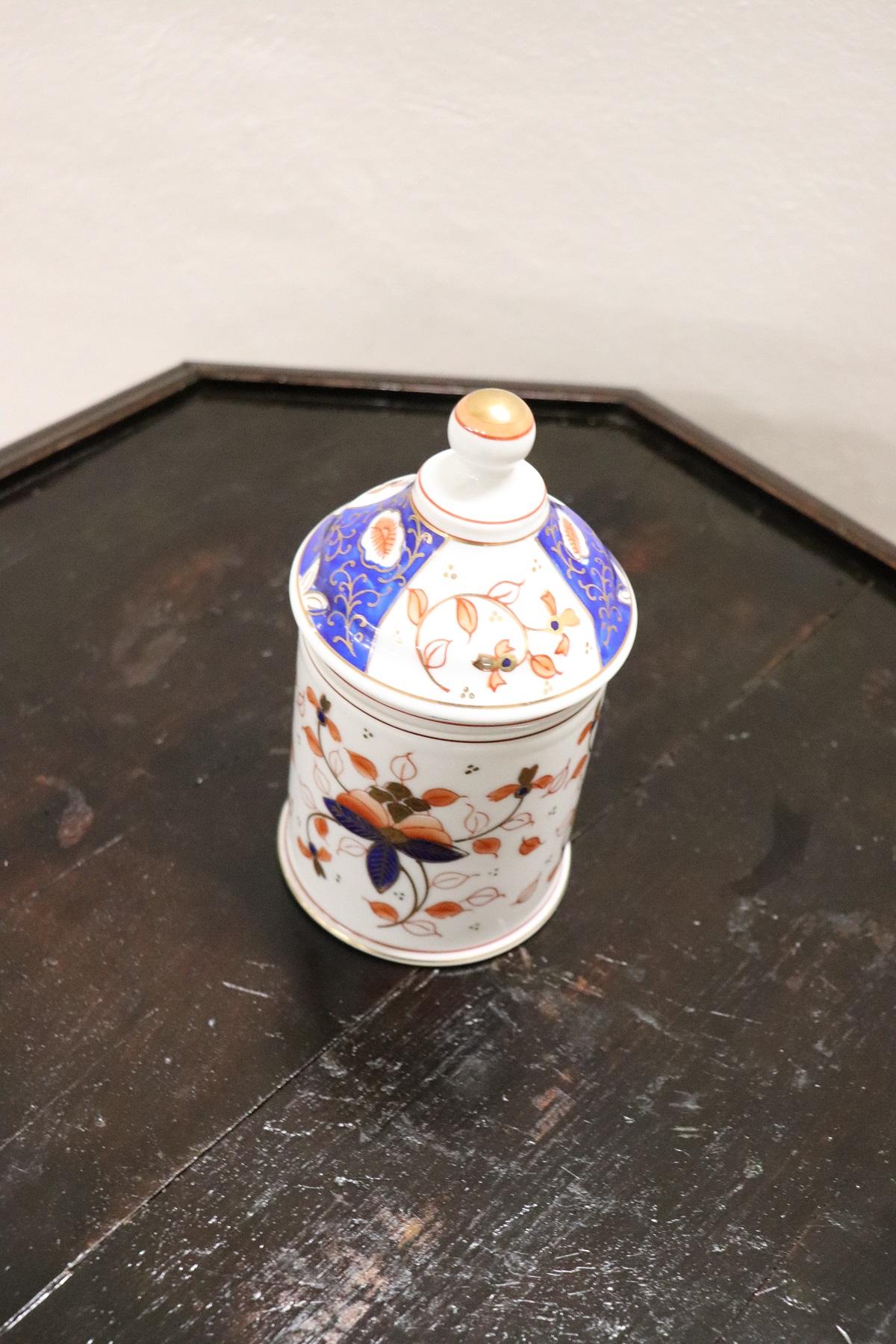 Japanisches künstlerisches Glaskunstgefäß des 20. Jahrhunderts aus handbemalter Porzellan im Zustand „Hervorragend“ im Angebot in Casale Monferrato, IT