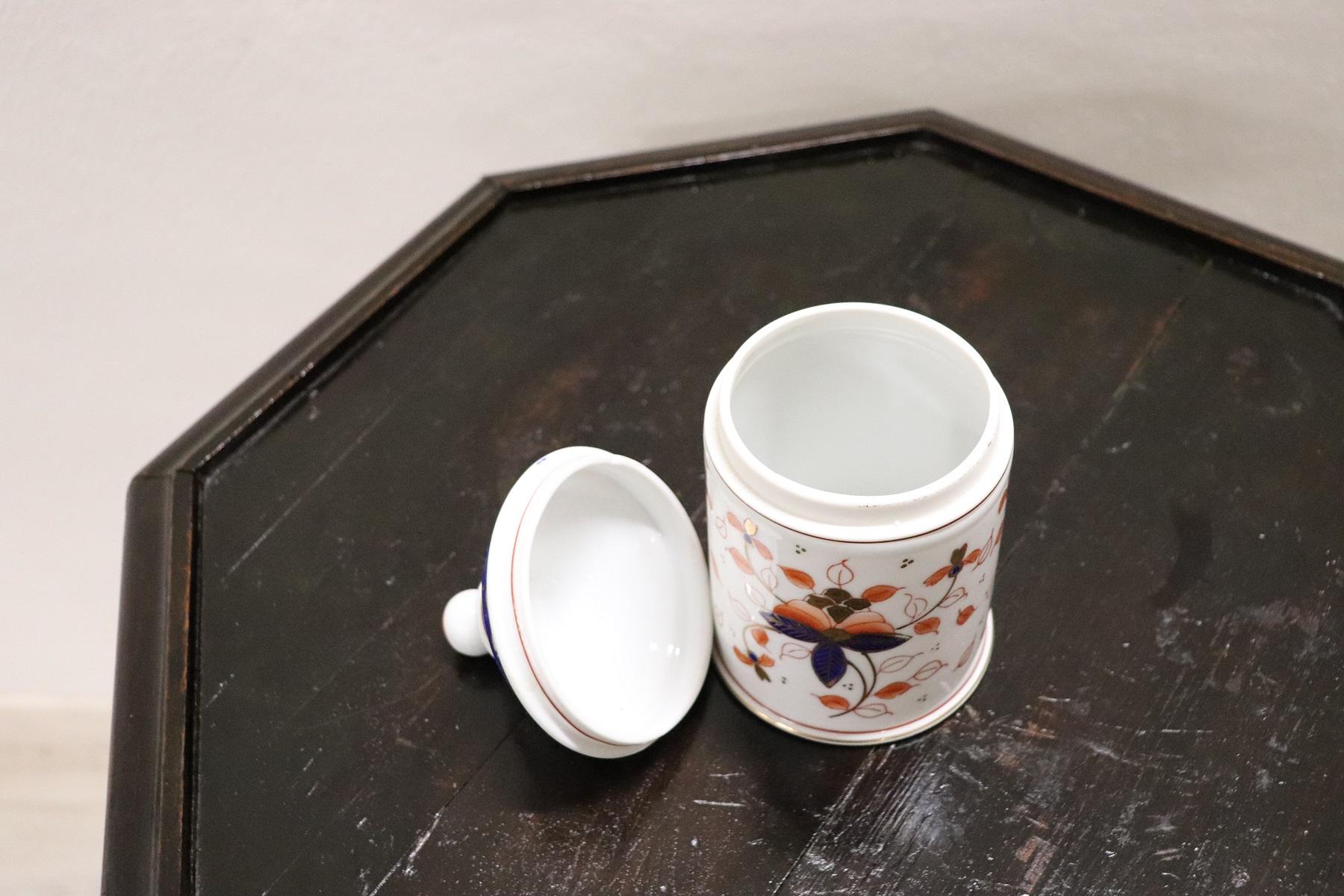 Japanisches künstlerisches Glaskunstgefäß des 20. Jahrhunderts aus handbemalter Porzellan (Ende des 20. Jahrhunderts) im Angebot