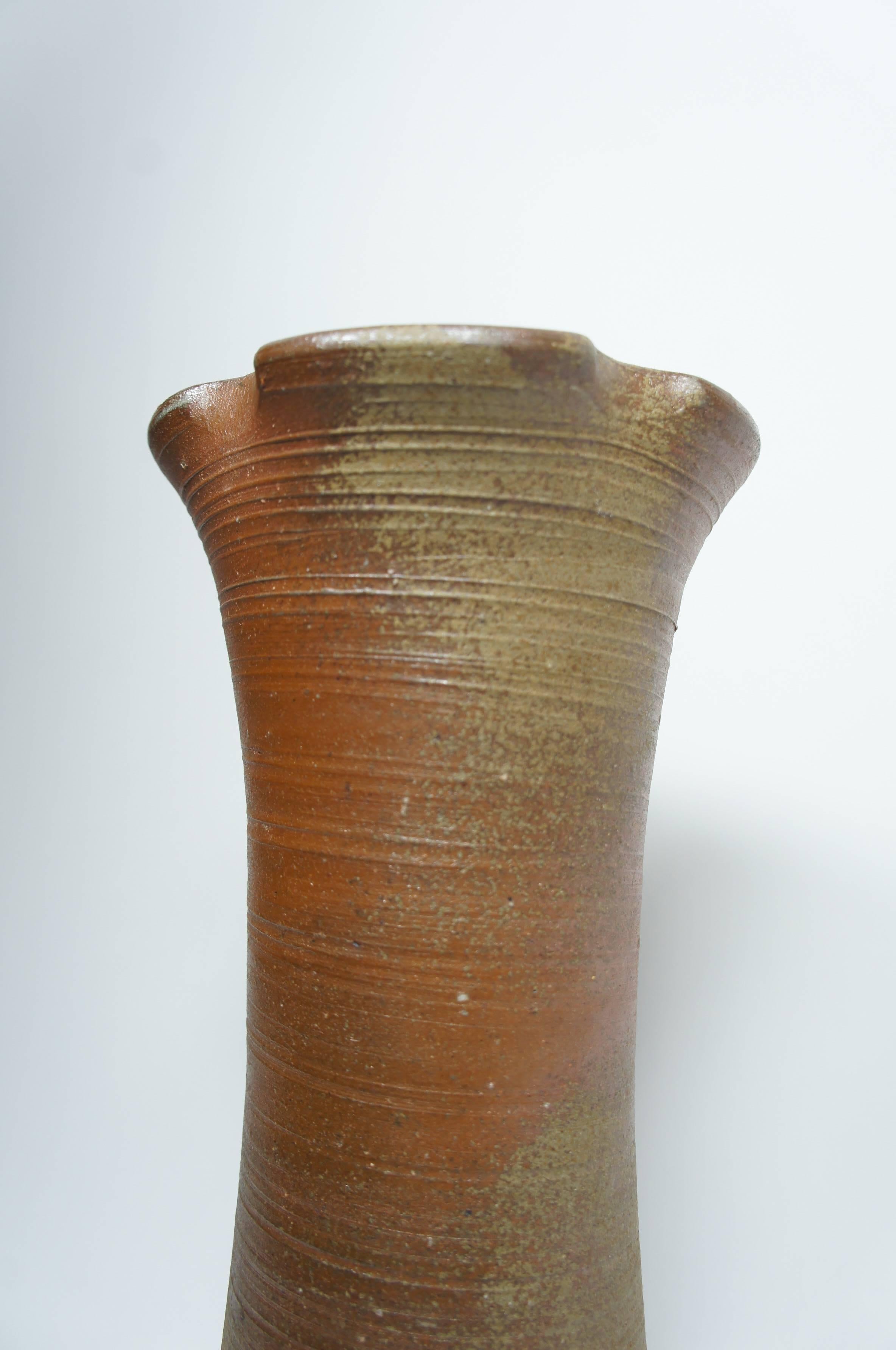 Japanese Brown Unglazed Pottery Bizen Ware Vase, 1970s In Excellent Condition For Sale In Paris, FR